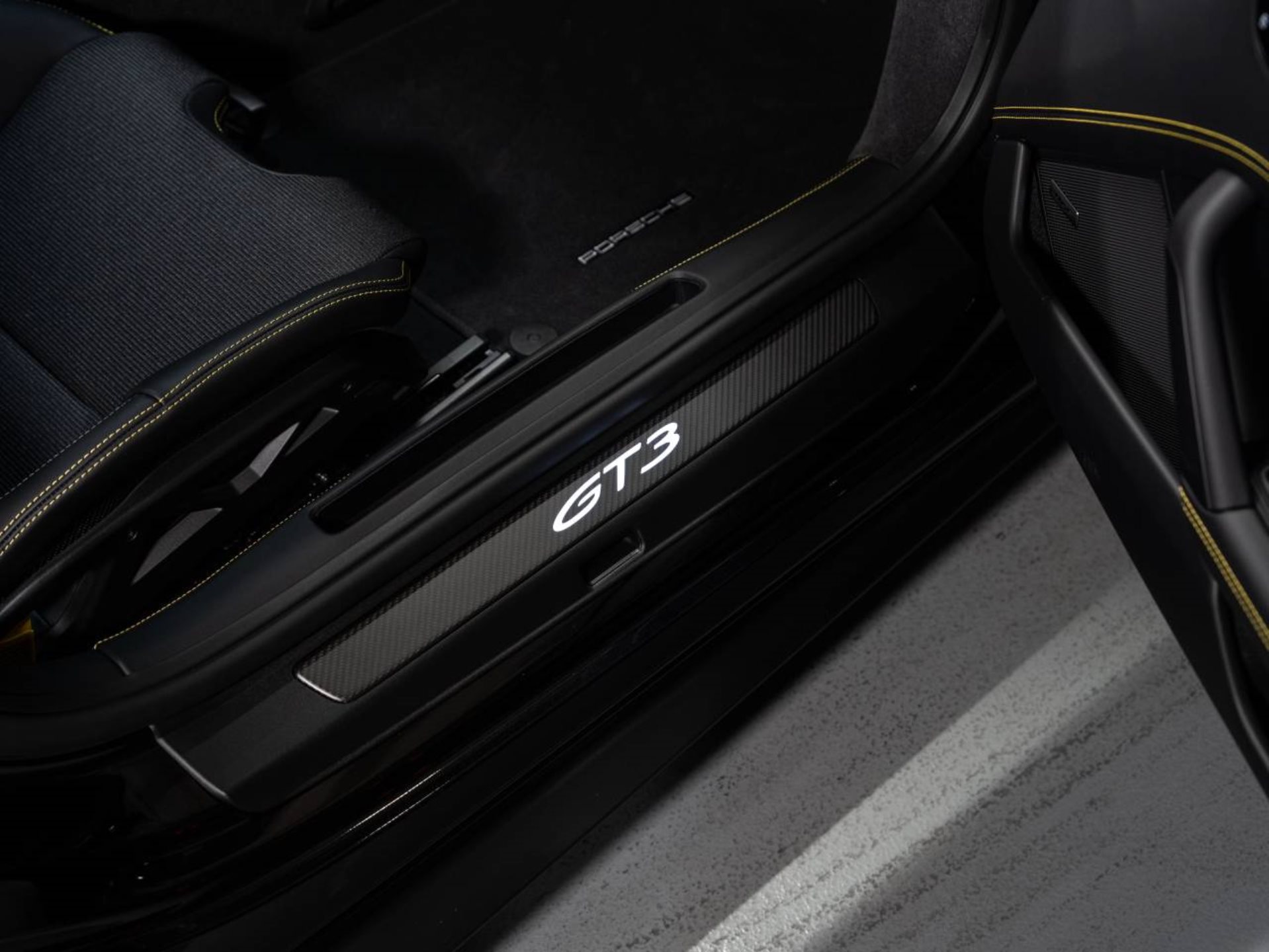 PORSCHE 911 GT3 avec Paquet Touring-image-27