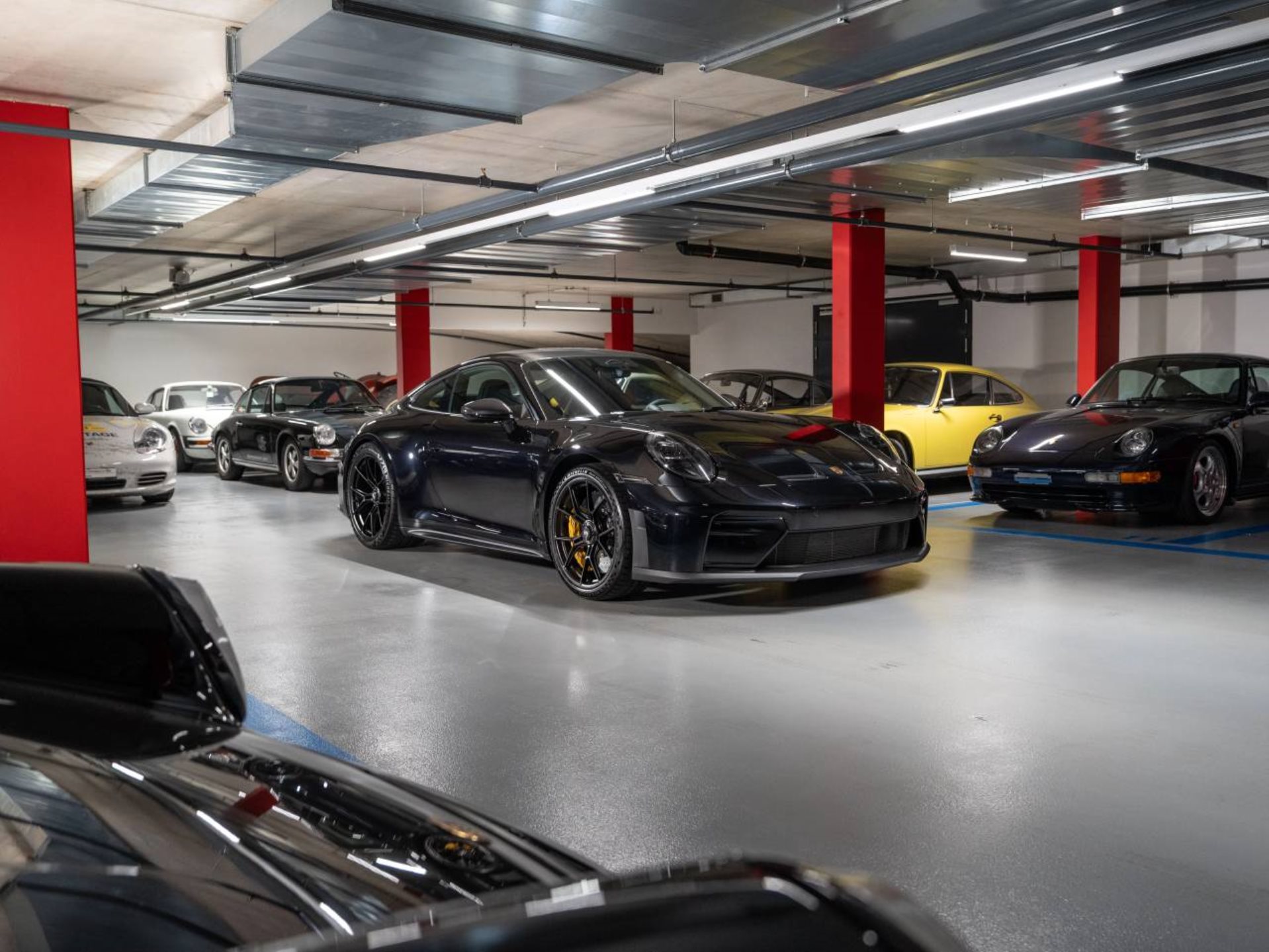 PORSCHE 911 GT3 avec Paquet Touring-showroom-element-2