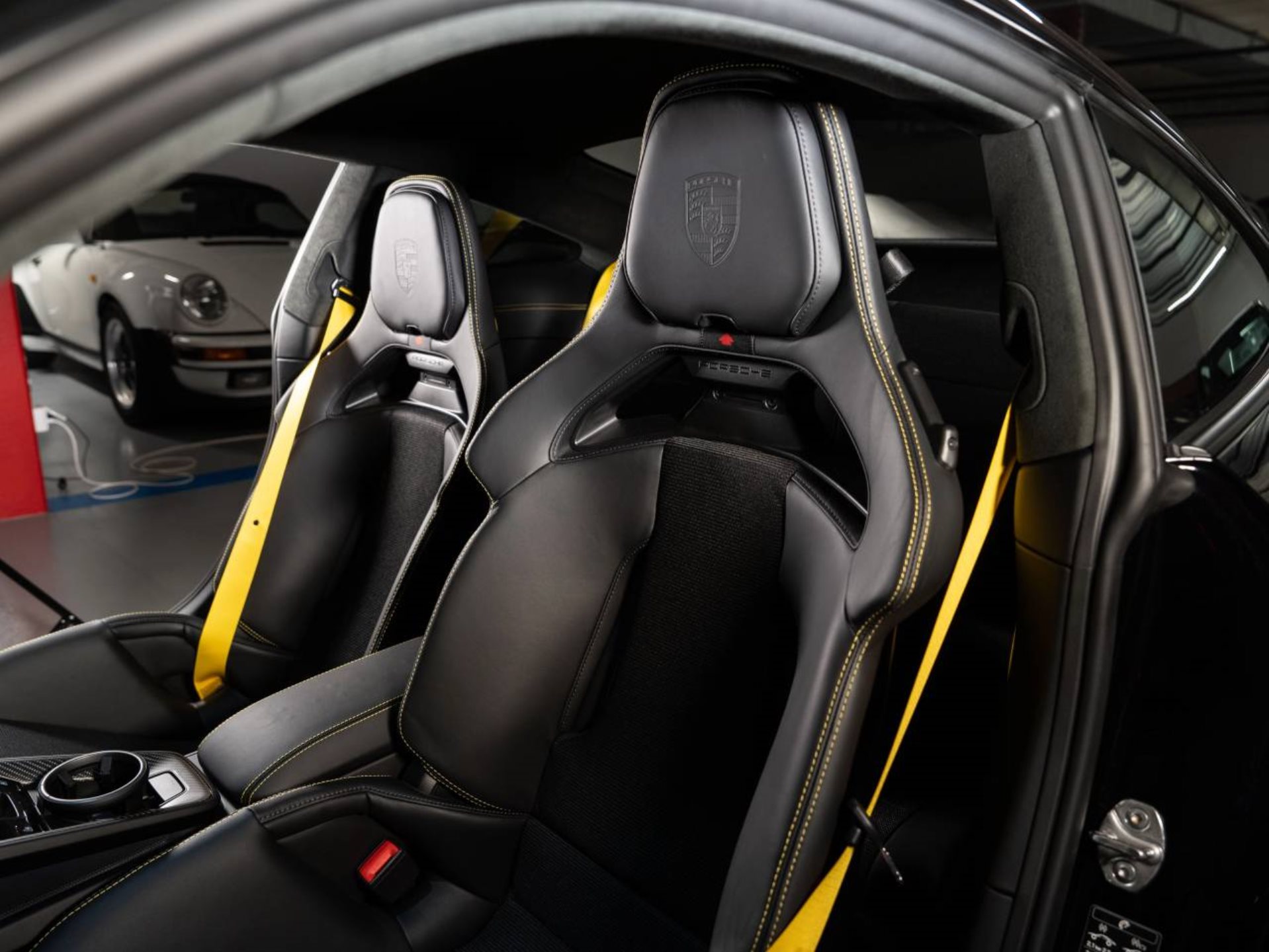 PORSCHE 911 GT3 avec Paquet Touring-image-4