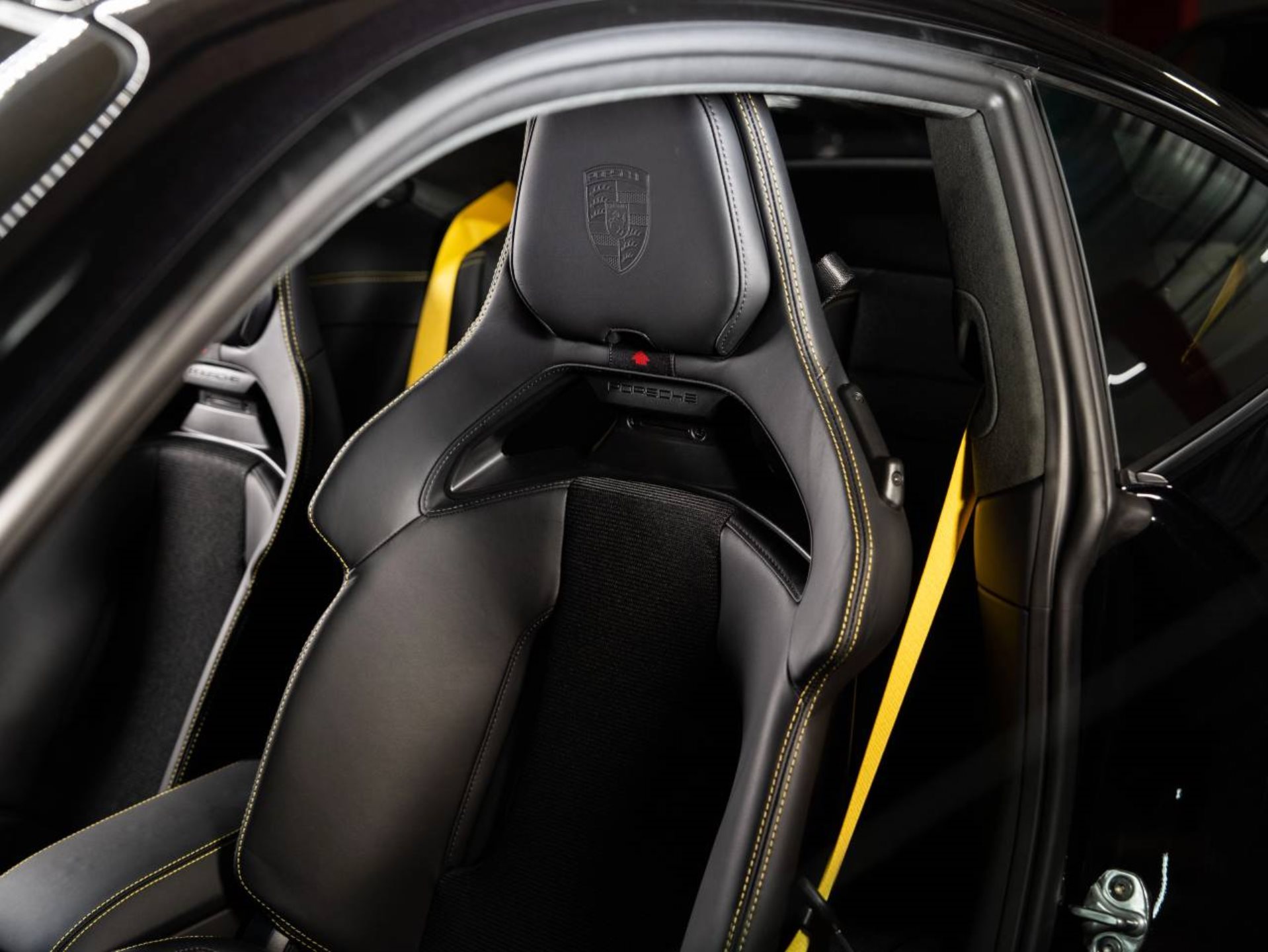 PORSCHE 911 GT3 avec Paquet Touring-image-14