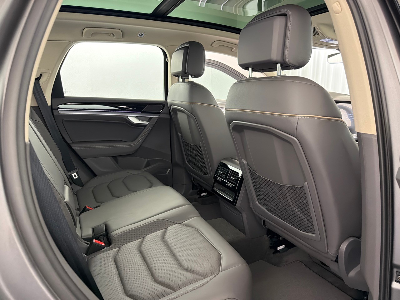 VW Touareg 3.0 TDI R-L F E-image-7