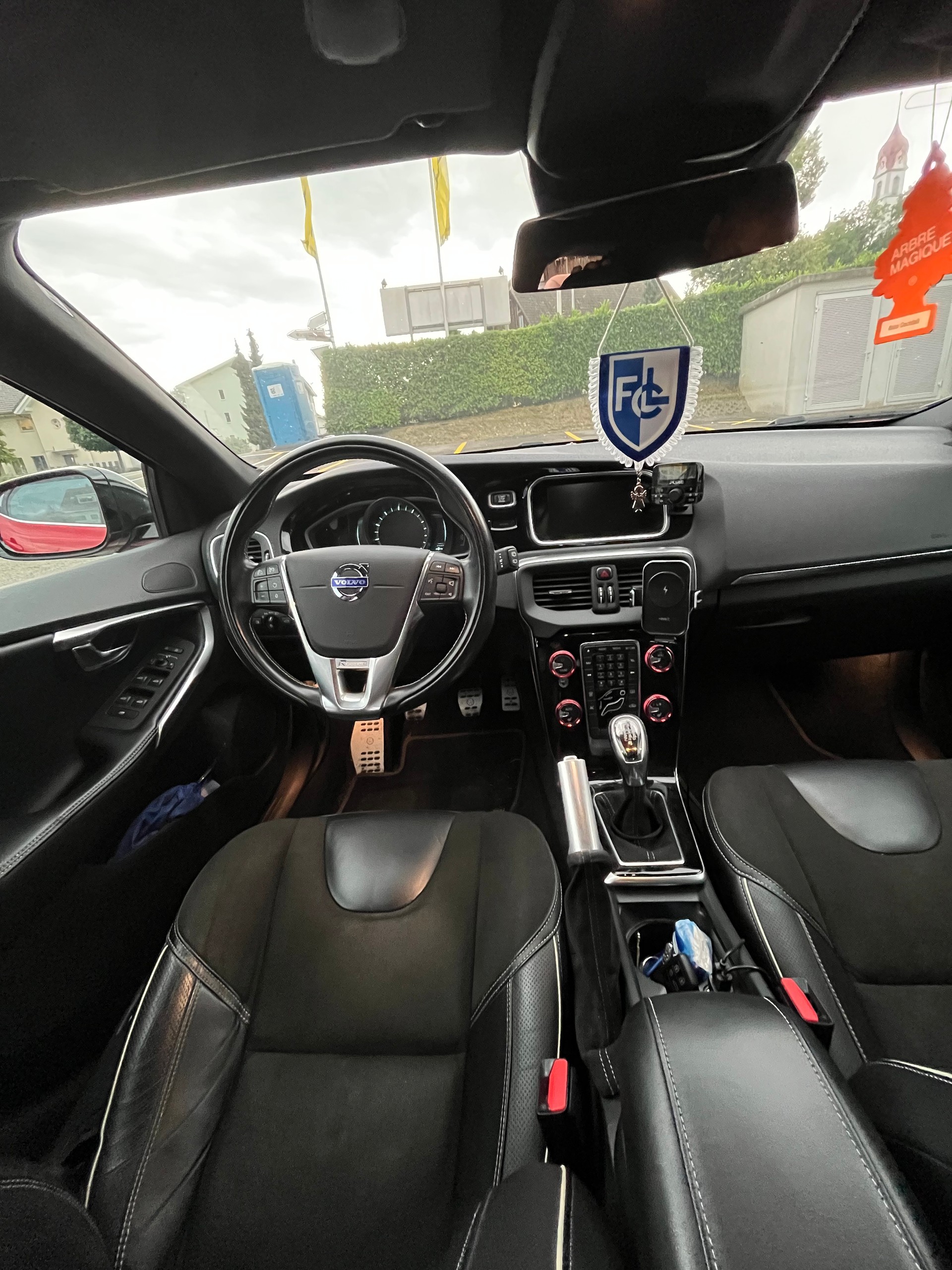 VOLVO V40 T2 Sport 200 S/S-image-9