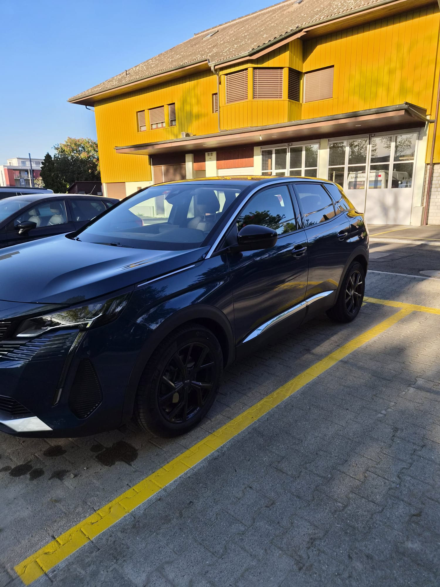 PEUGEOT 1.2 PureTech Allure-image-1