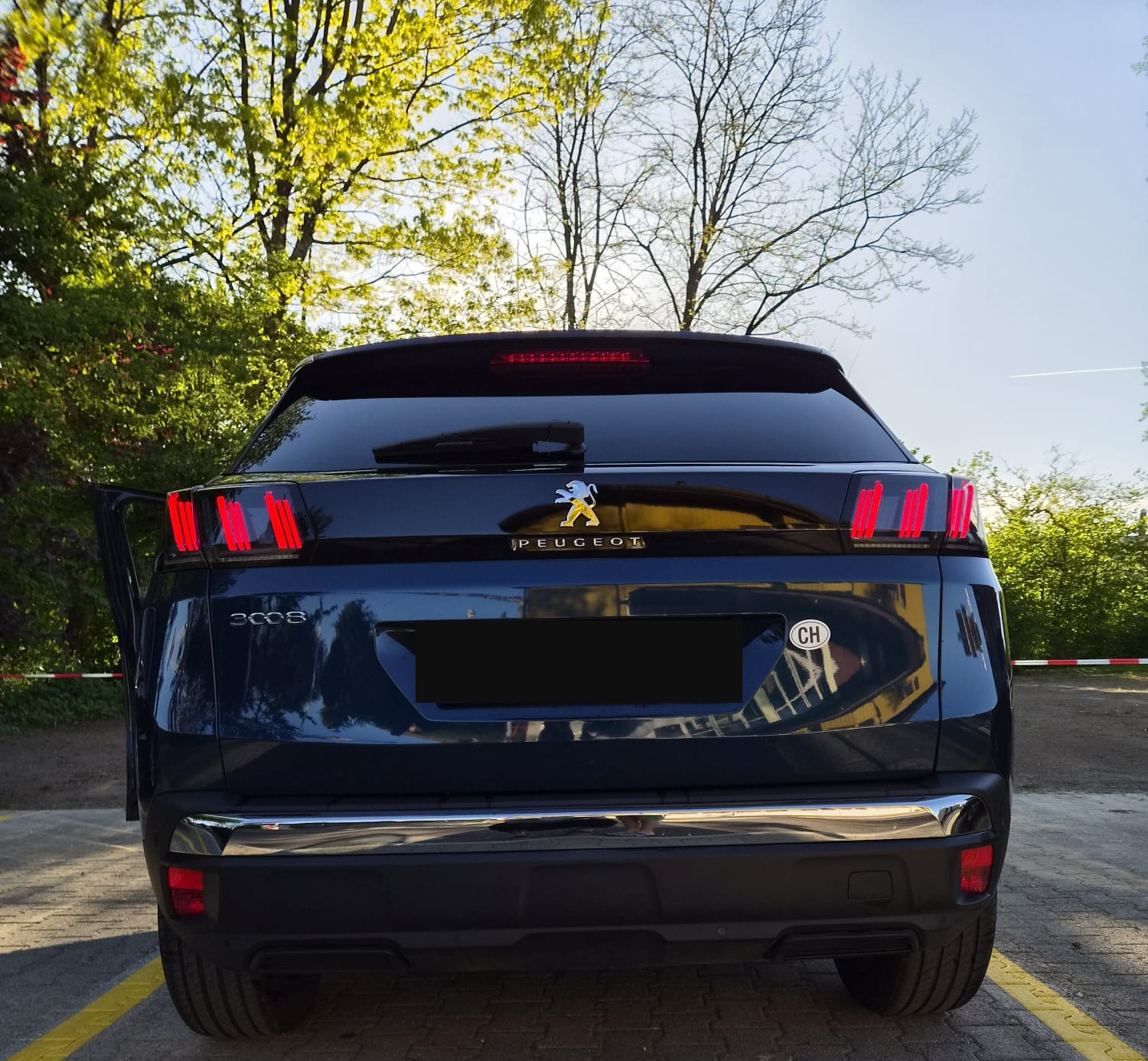 PEUGEOT 1.2 PureTech Allure-image-2
