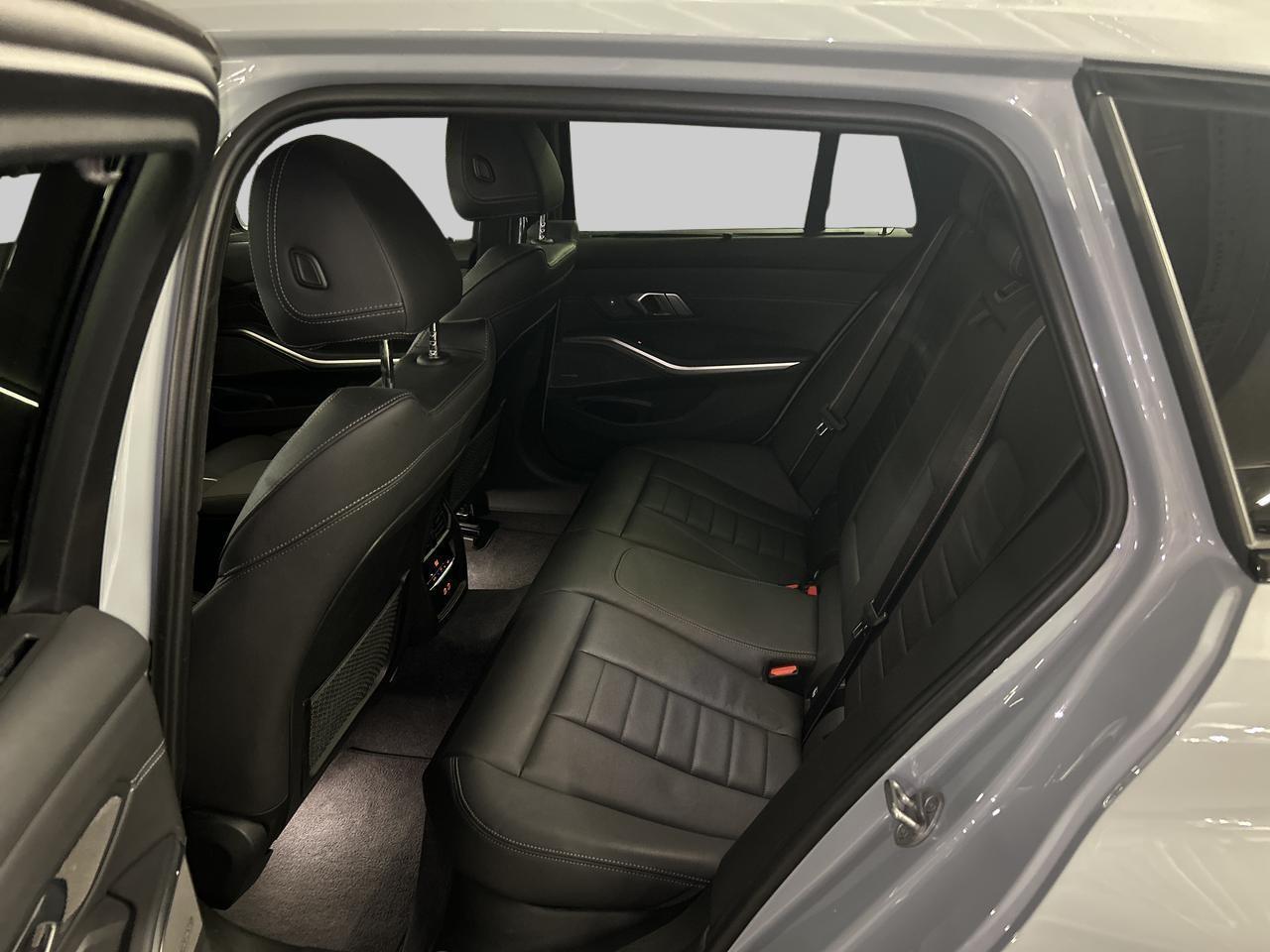 BMW 330i Touring xDrive M-Sport Pro-image-12