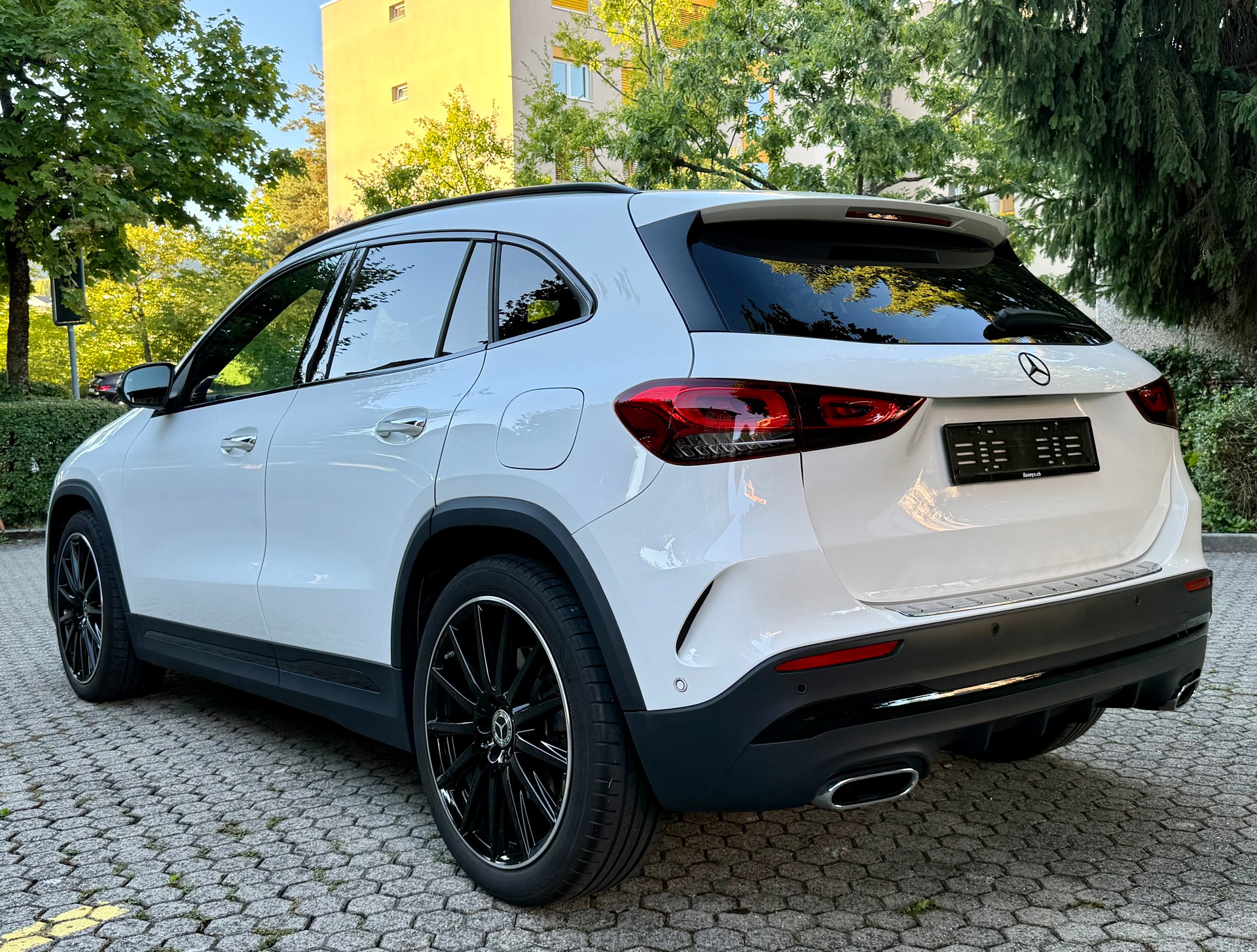 MERCEDES-BENZ GLA 250 4Matic AMG Line 8G-DCT-image-4