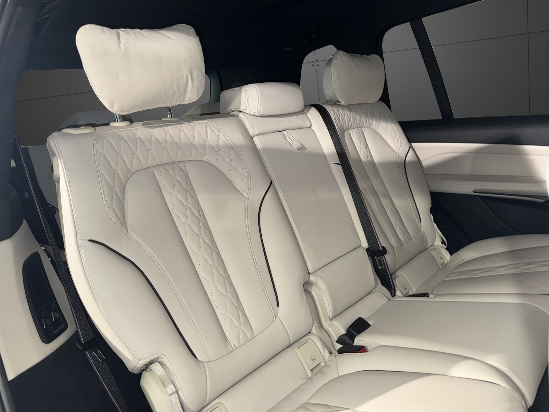 BMW X7 M60i M Sport-image-16