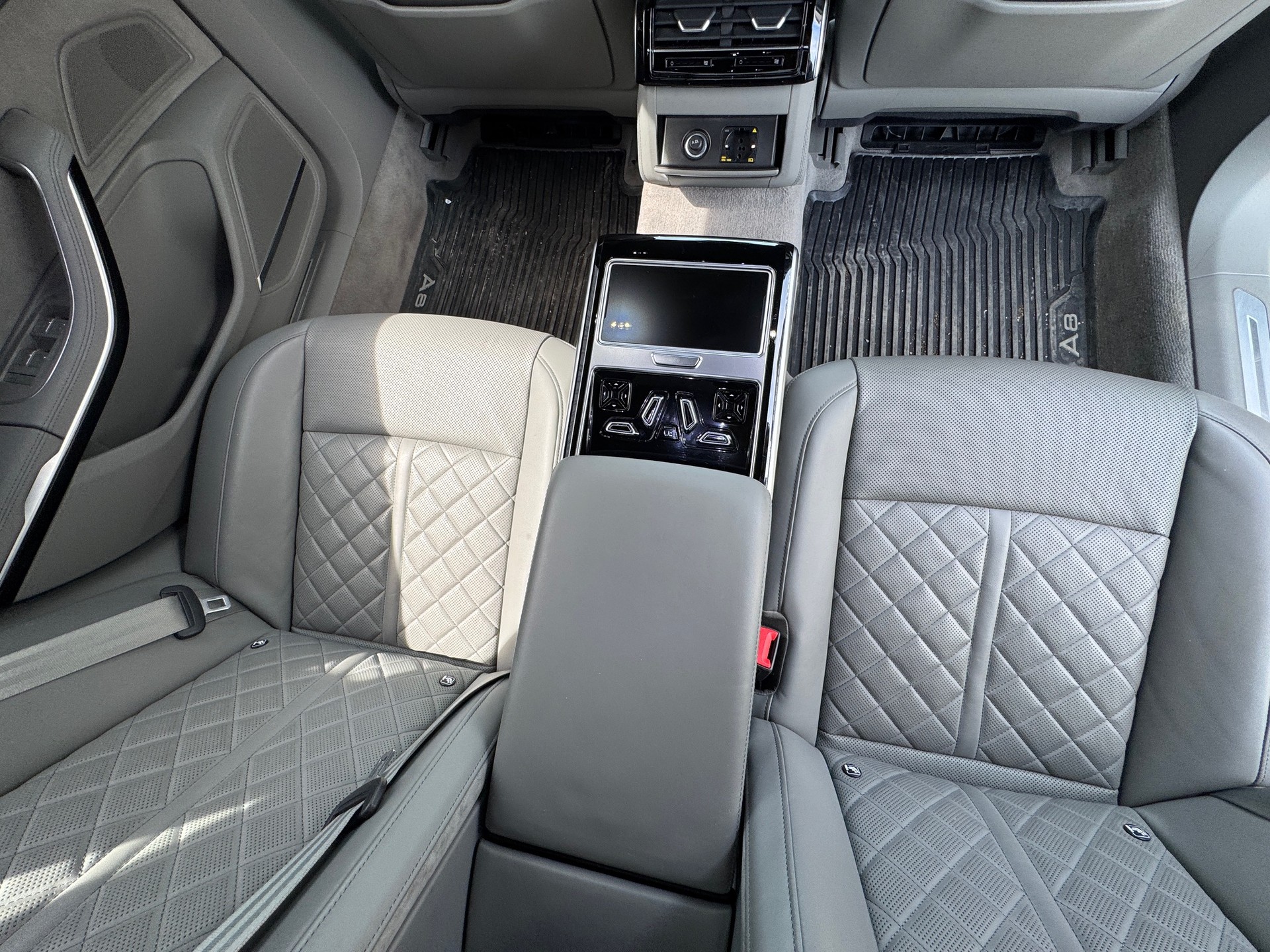 AUDI A8 60 L TFSI e quattro tiptronic-image-12