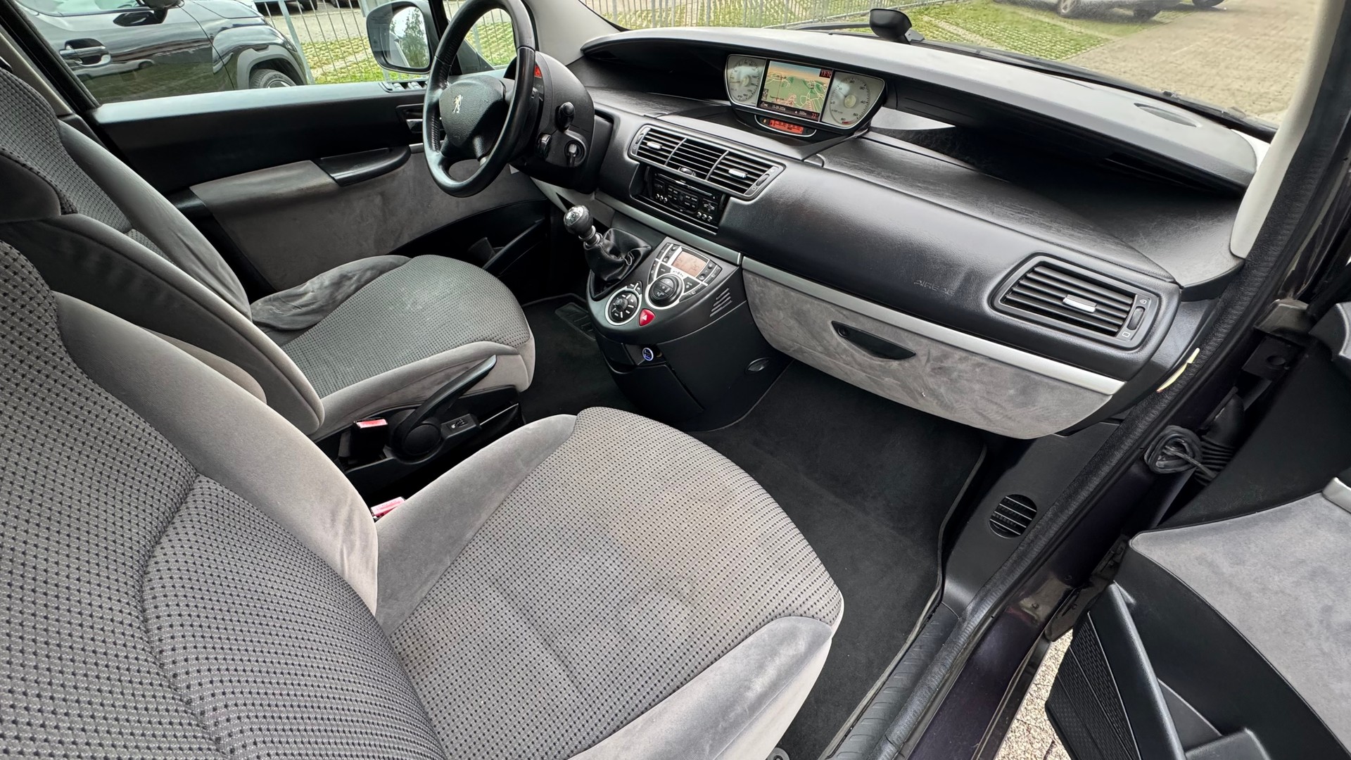 PEUGEOT 807 2.0 16V HDi Family+ 7 Plätze-image-9
