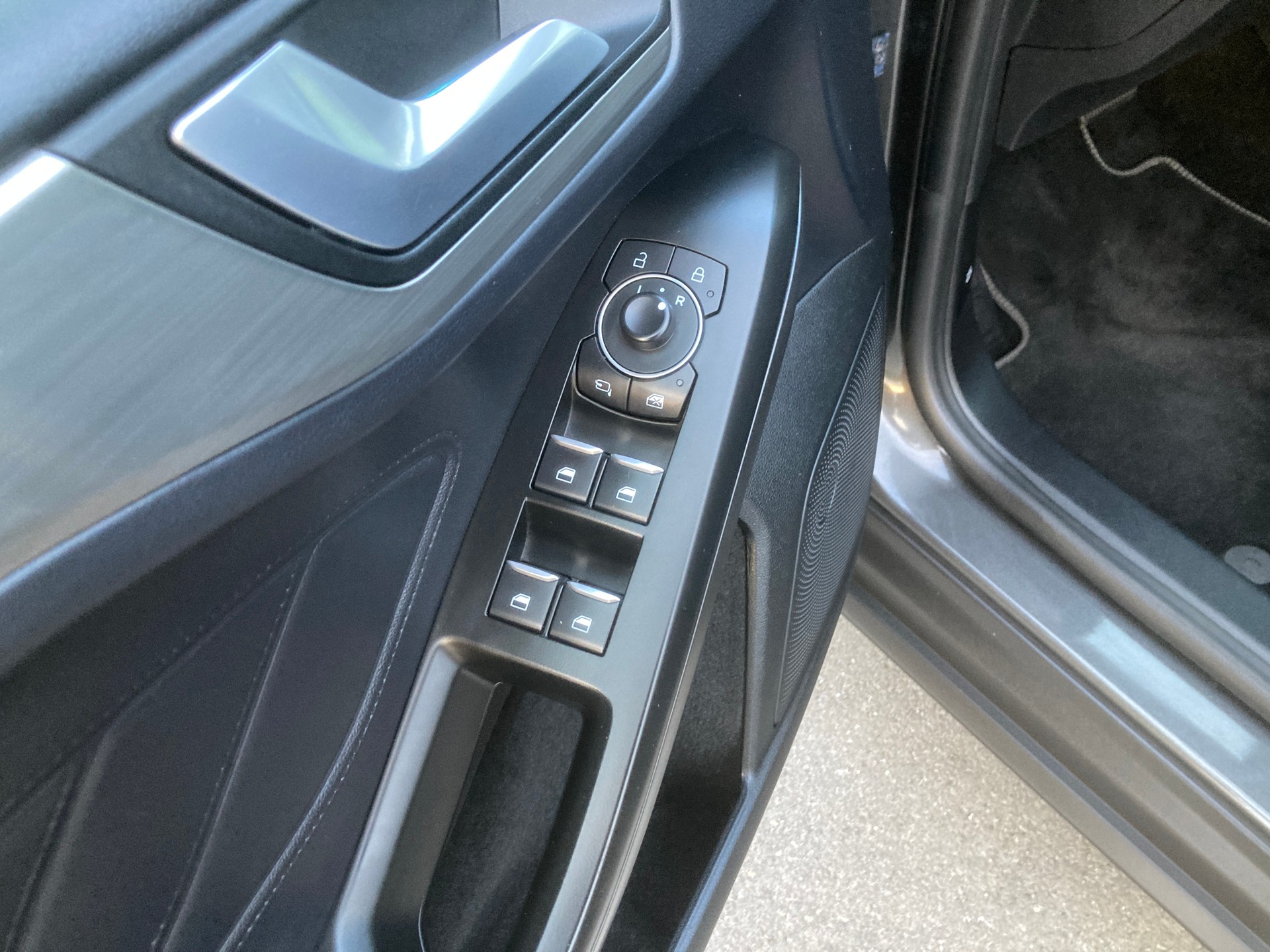 FORD Focus 1.0 MHEV Titanium X Automat-image-9
