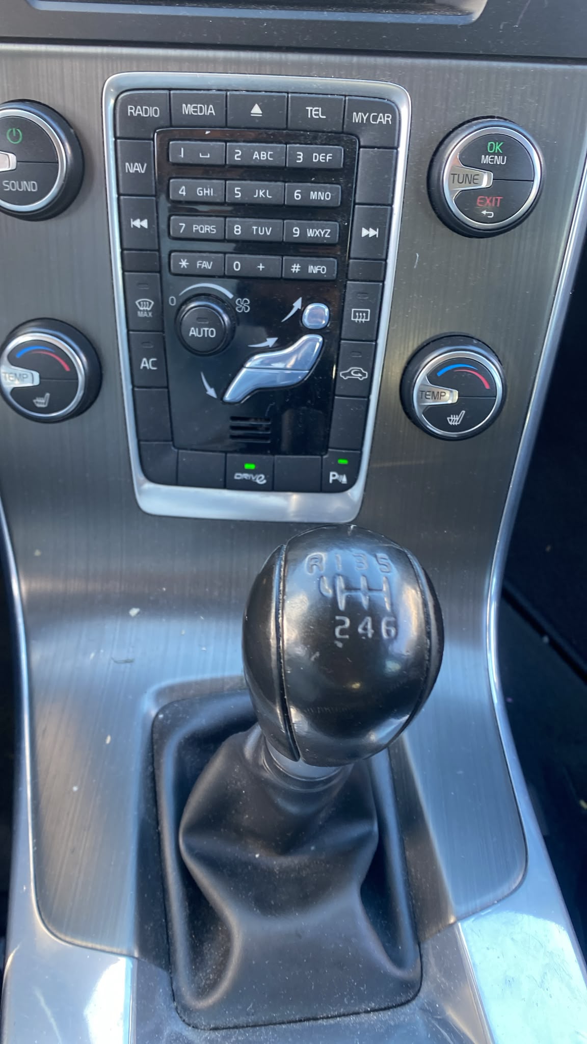 VOLVO V60 DRIVe-image-12