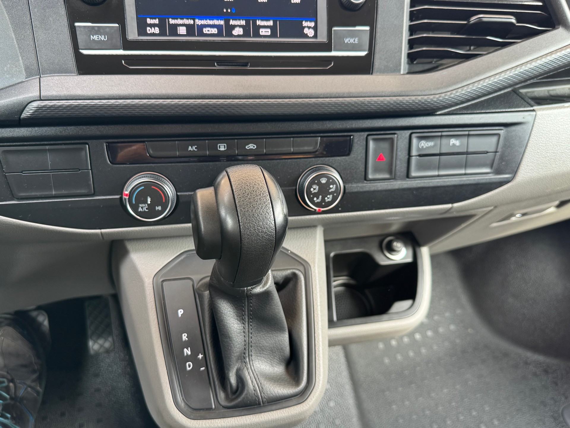 VW T6.1 2.0 TDI 4Motion DSG-image-11