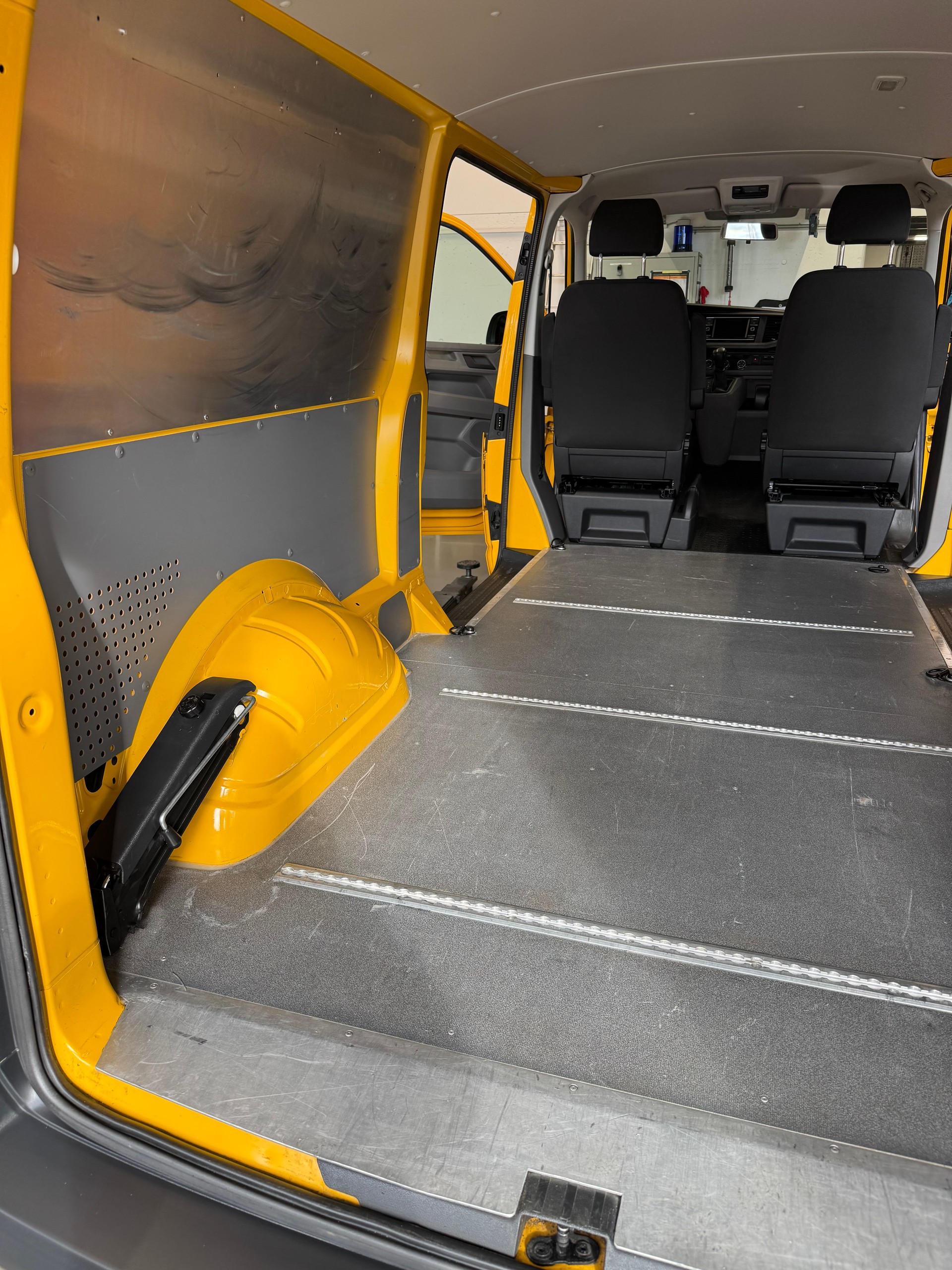 VW T6.1 2.0 TDI 4Motion DSG-image-9