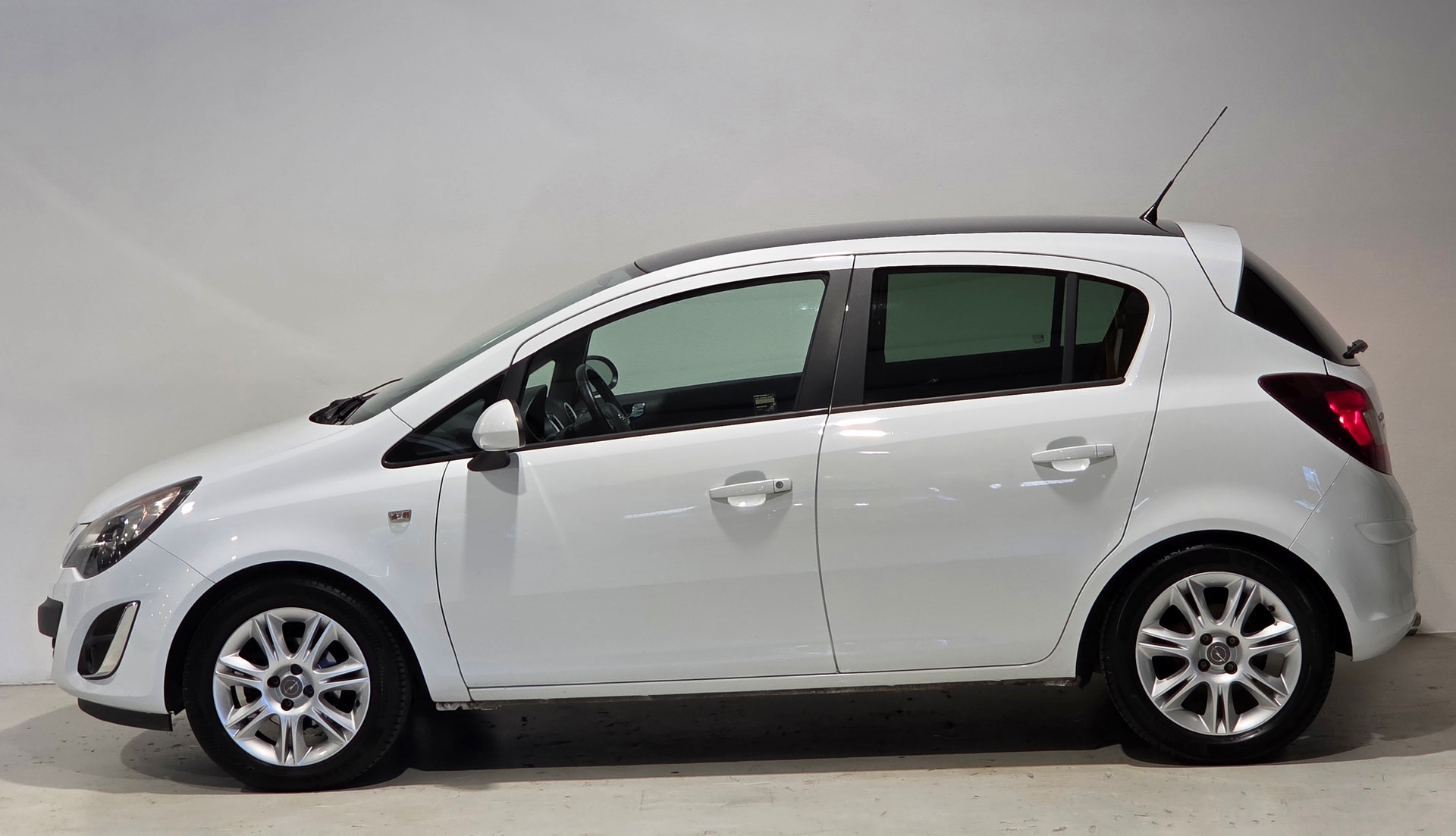 OPEL Corsa 1.4 TP Color Edition-image-1