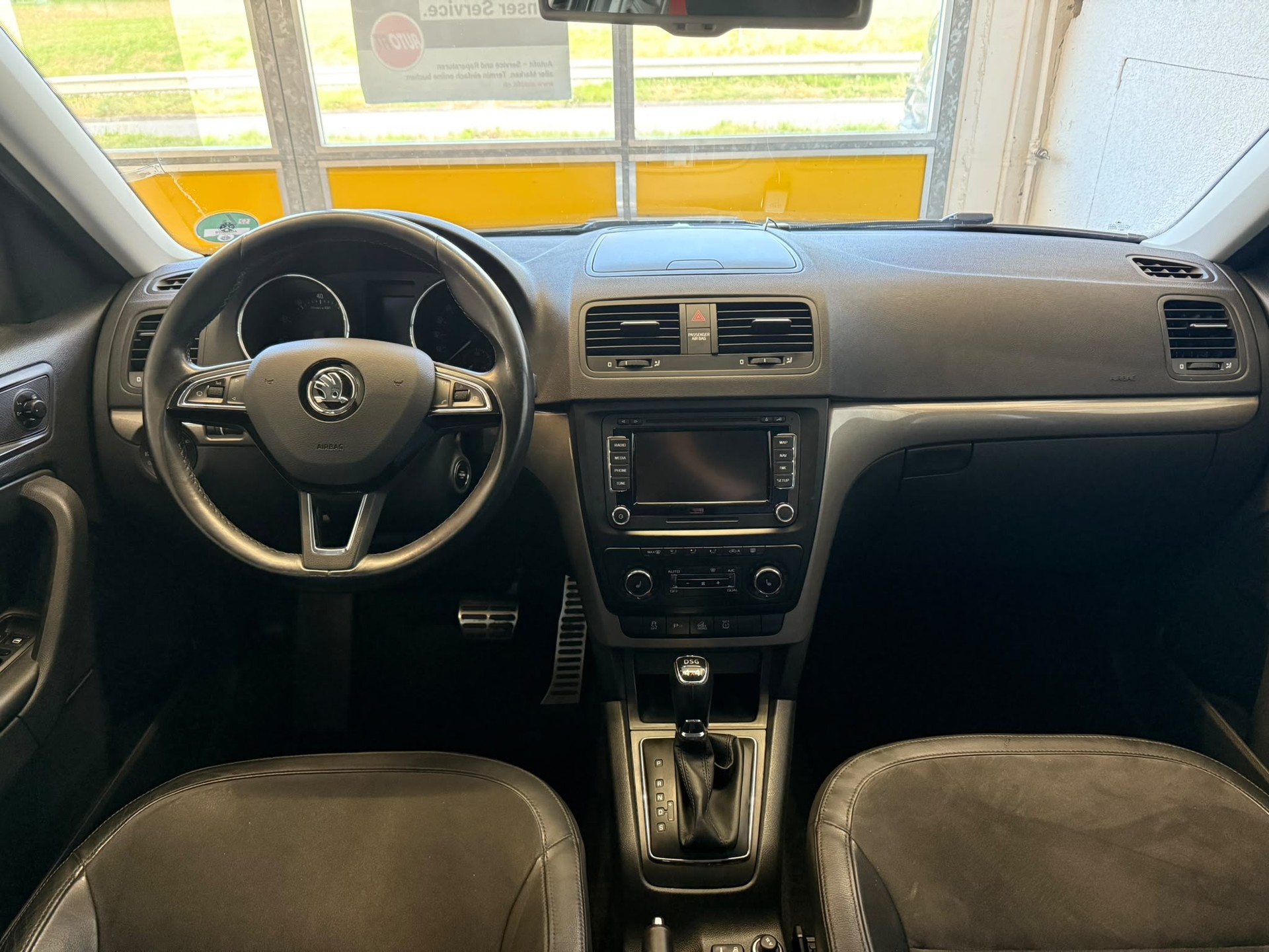 SKODA Yeti 1.8 TSI Elegance 4x4 DSG AHK 1.8T-image-11