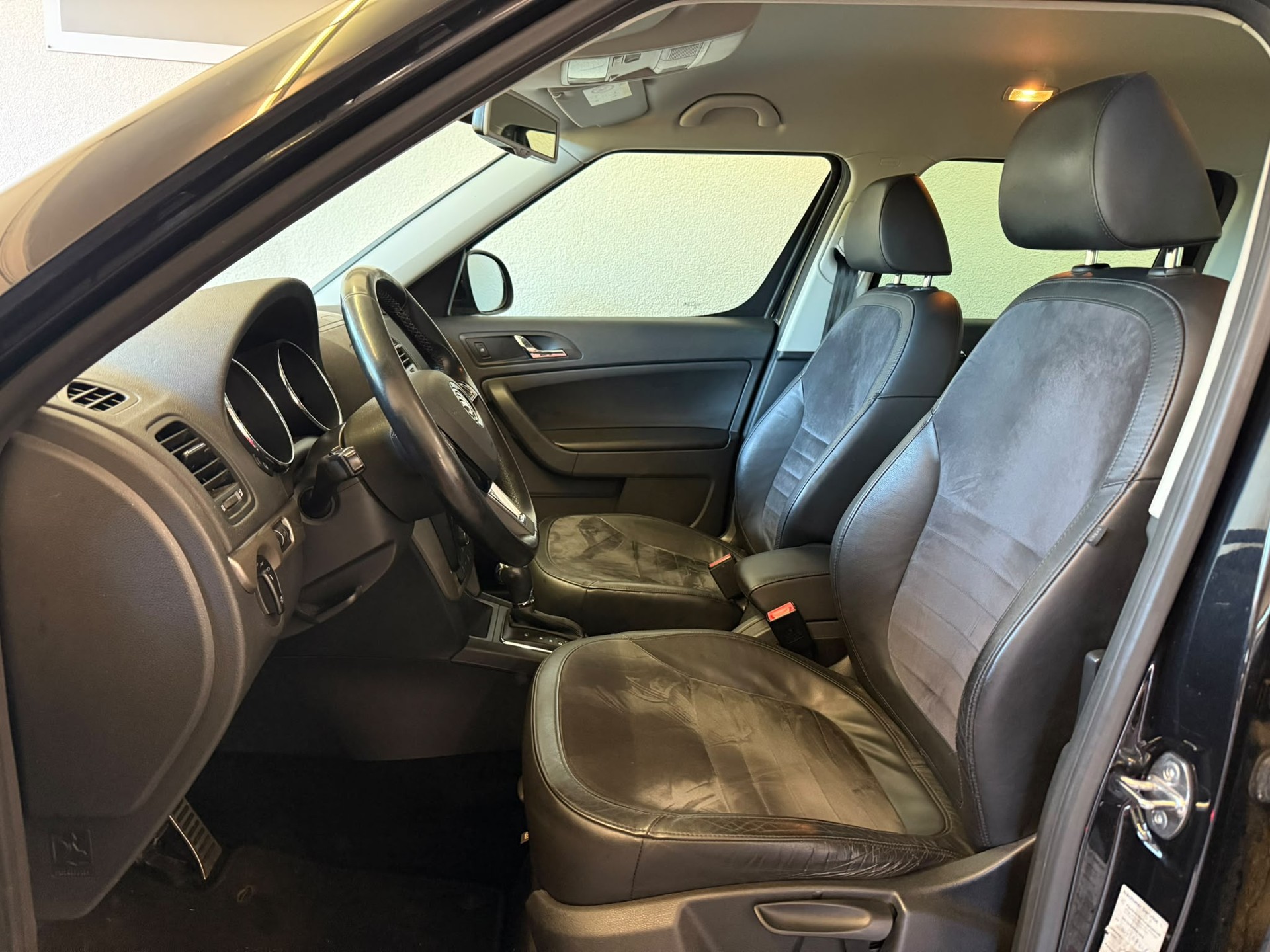 SKODA Yeti 1.8 TSI Elegance 4x4 DSG AHK 1.8T-image-8