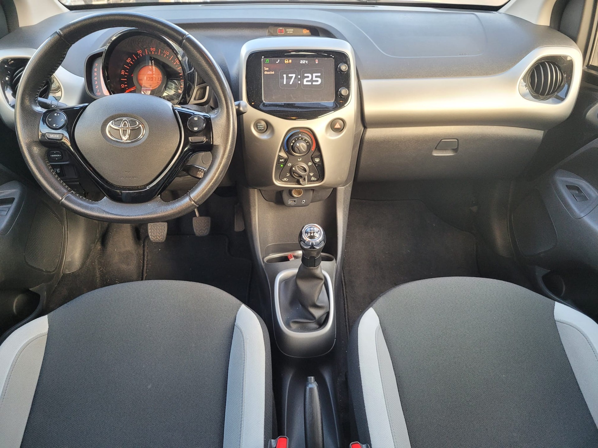 TOYOTA Yaris 1.0 Terra-image-6