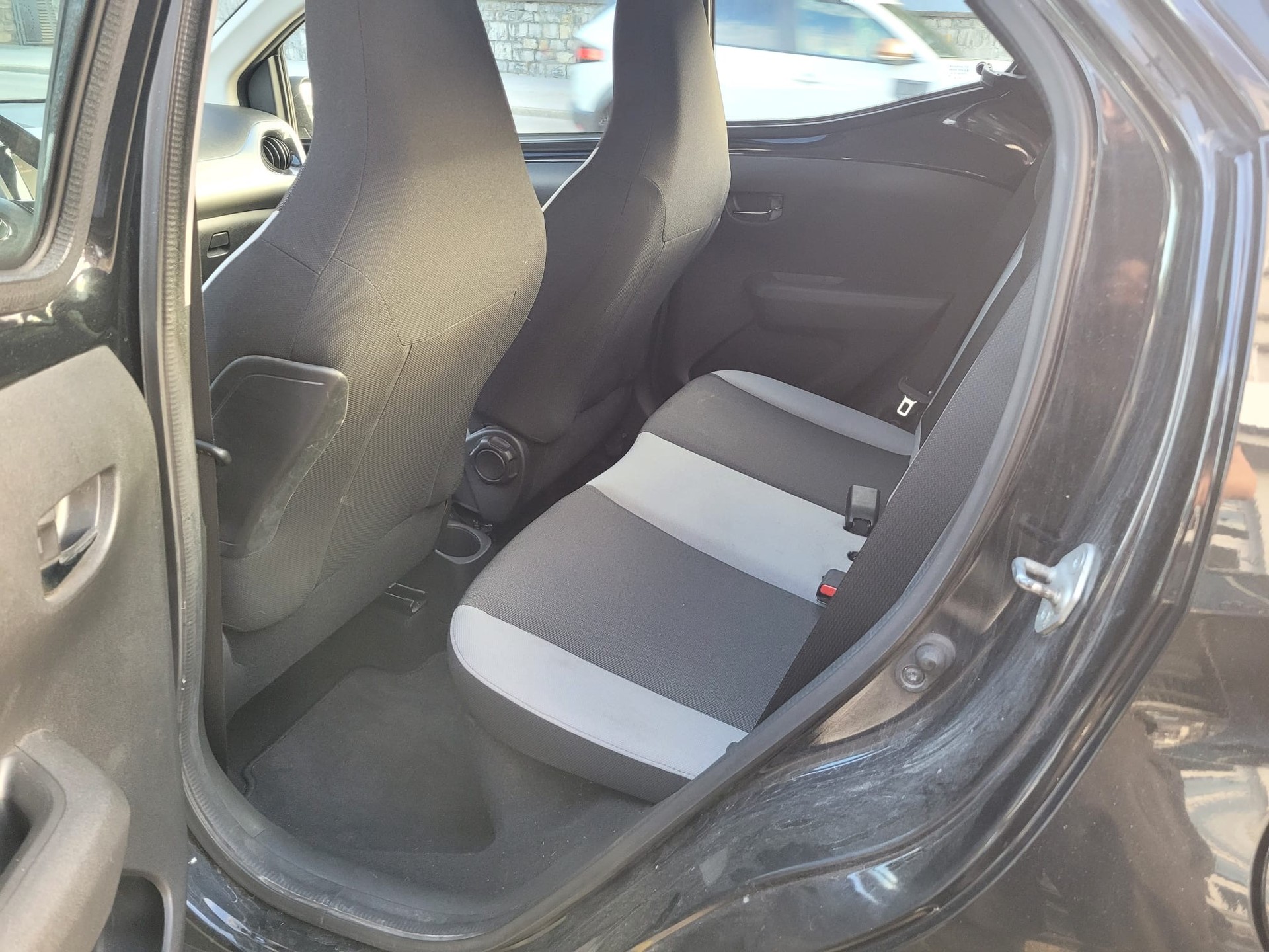 TOYOTA Yaris 1.0 Terra-image-8
