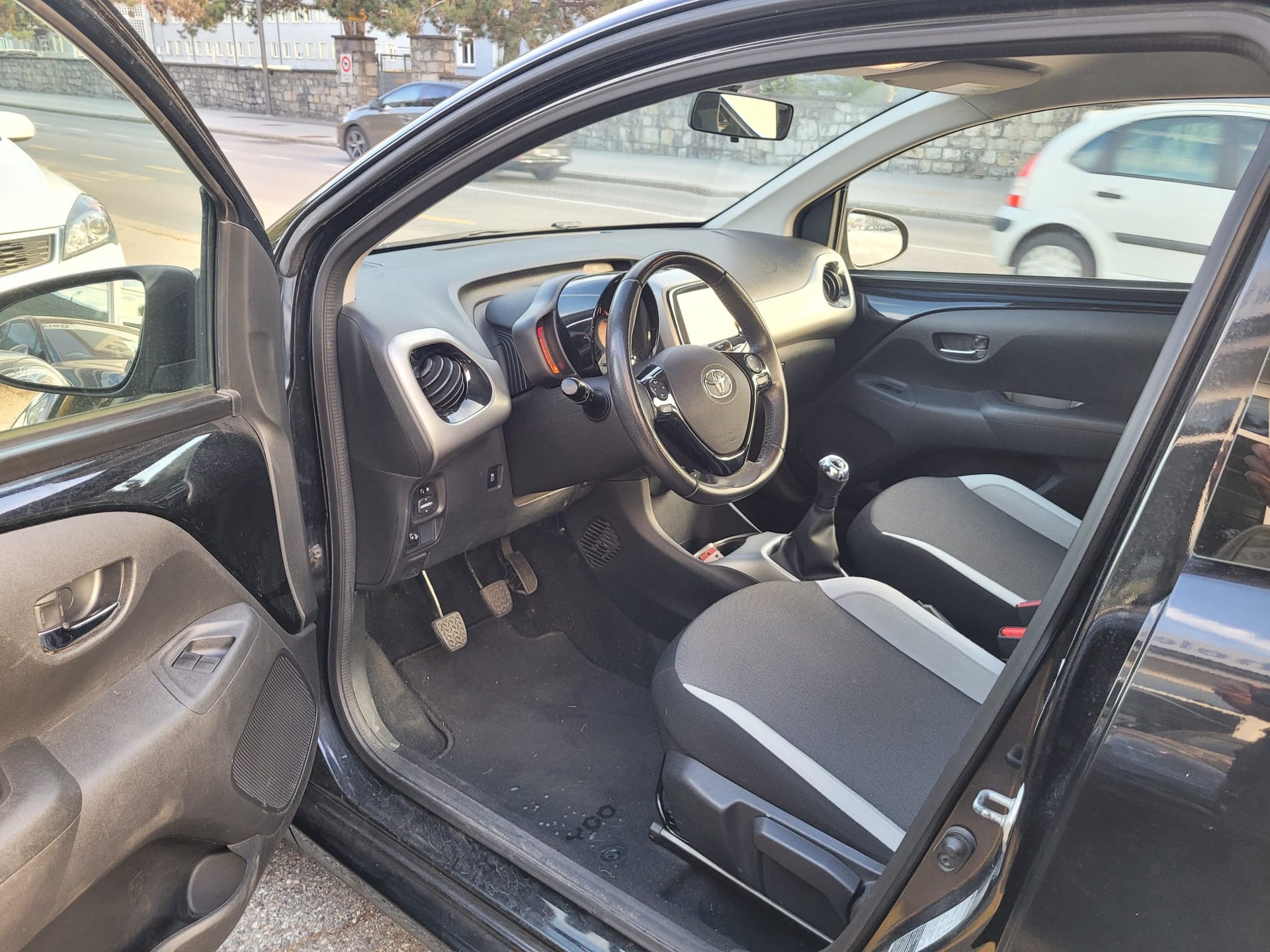 TOYOTA Yaris 1.0 Terra-image-7