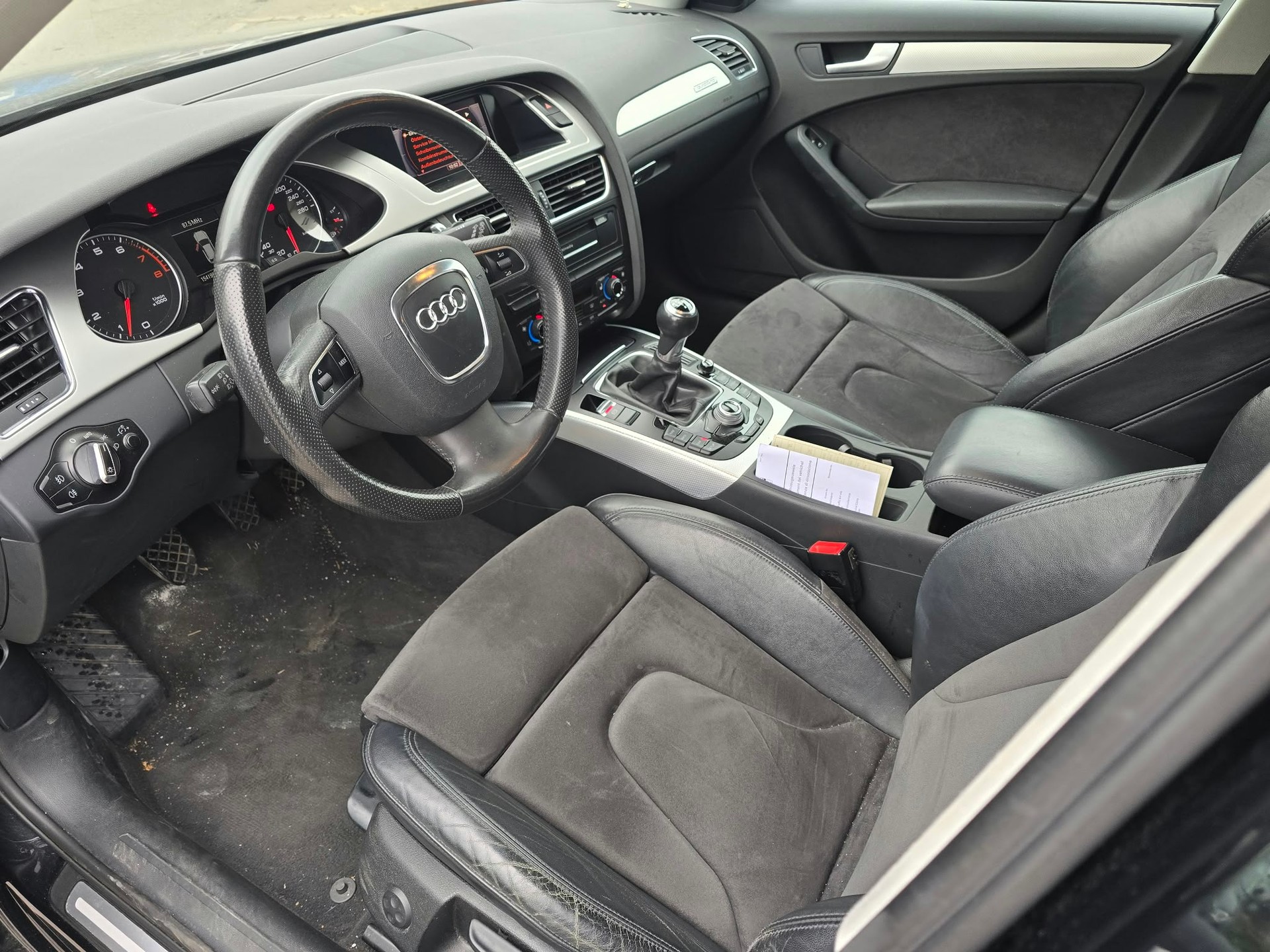 AUDI A4 Avant 1.8 TFSI quattro-image-9