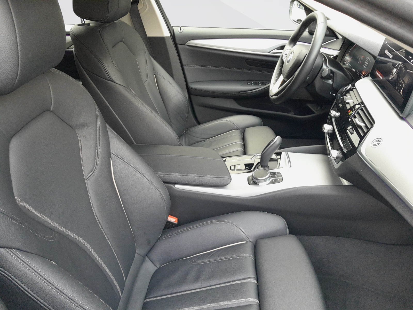 BMW 530d xDrive Touring-image-12