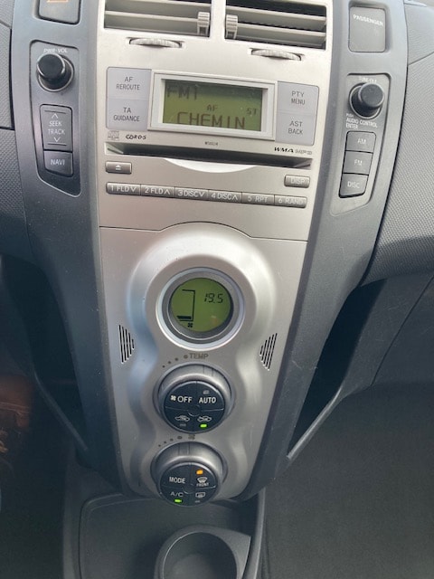TOYOTA Yaris 1.3 Linea Sol-image-7