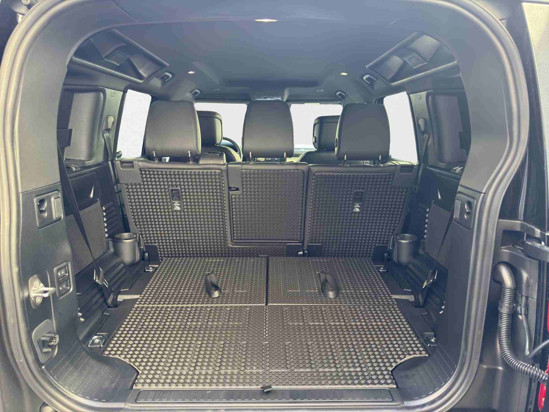 LAND ROVER Defender 110 3.0 D I6 250 X-Dyn. SE-image-12