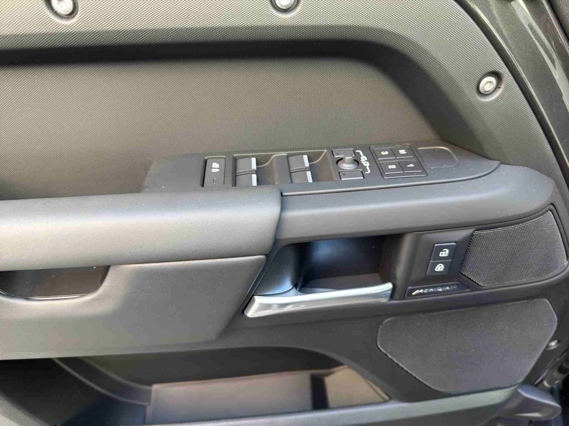 LAND ROVER Defender 110 3.0 D I6 250 X-Dyn. SE-image-11