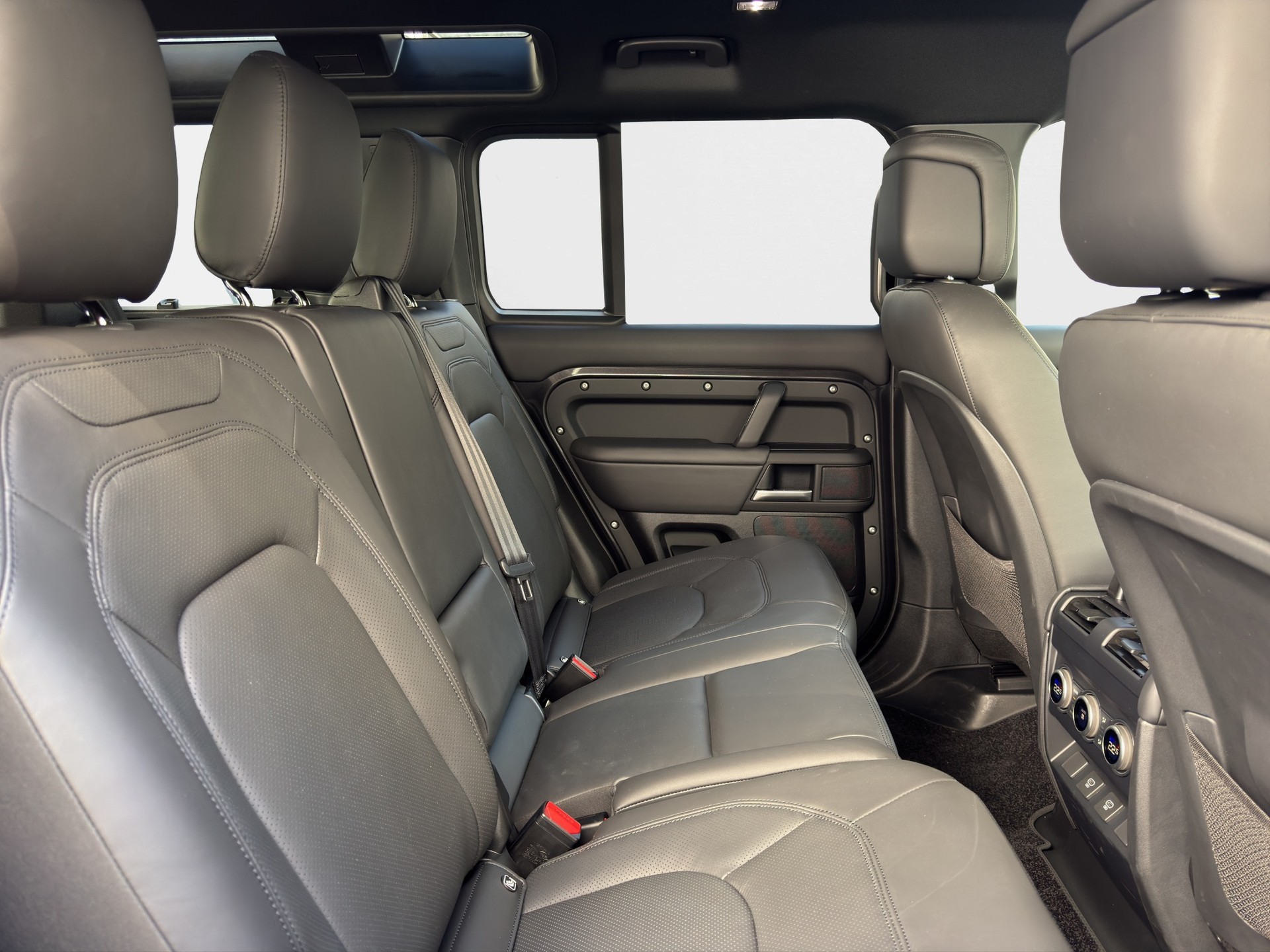 LAND ROVER Defender 110 3.0 D I6 250 X-Dyn. SE-image-10