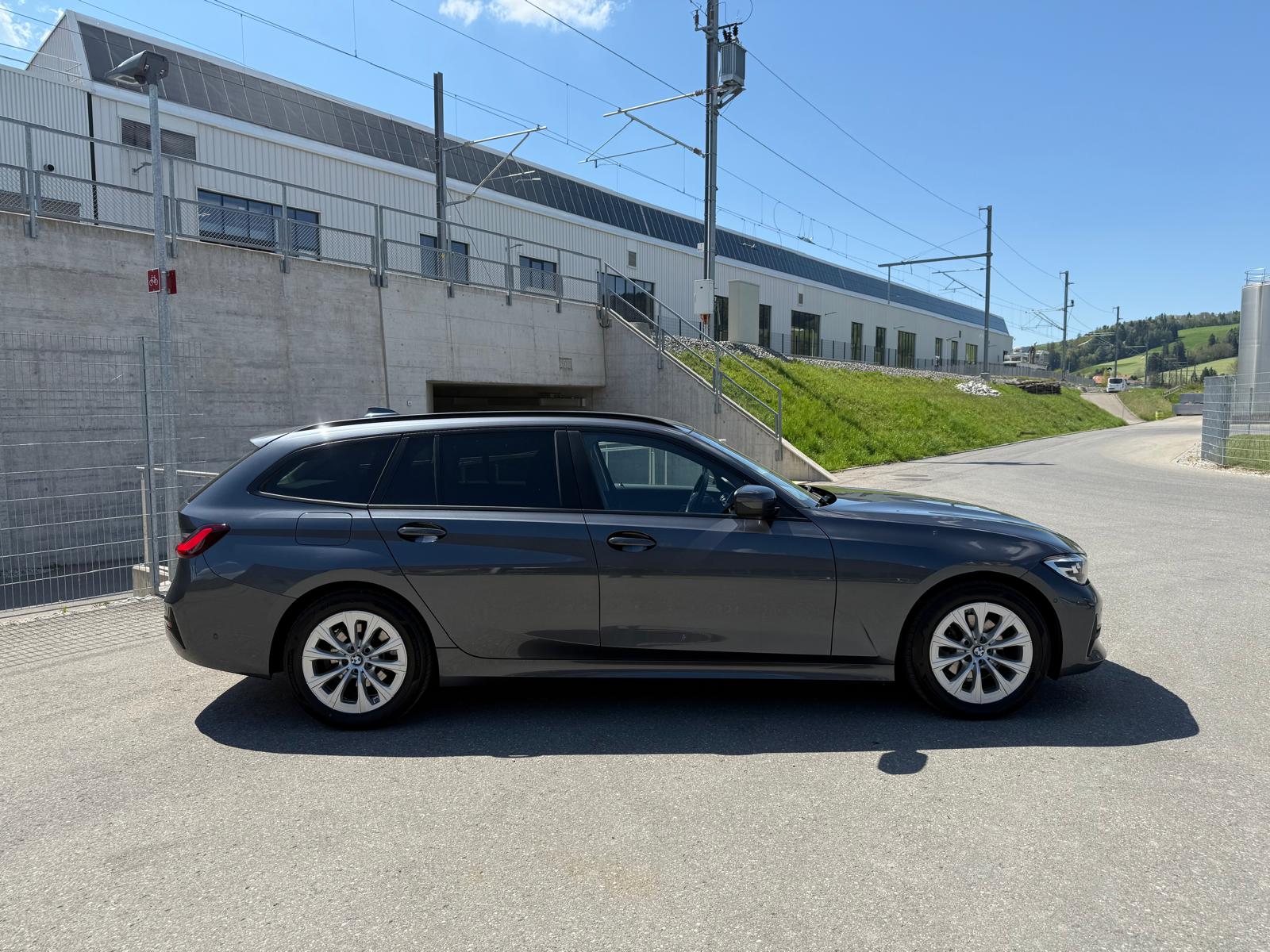 BMW 320d xDrive 48V Touring Steptronic-image-3