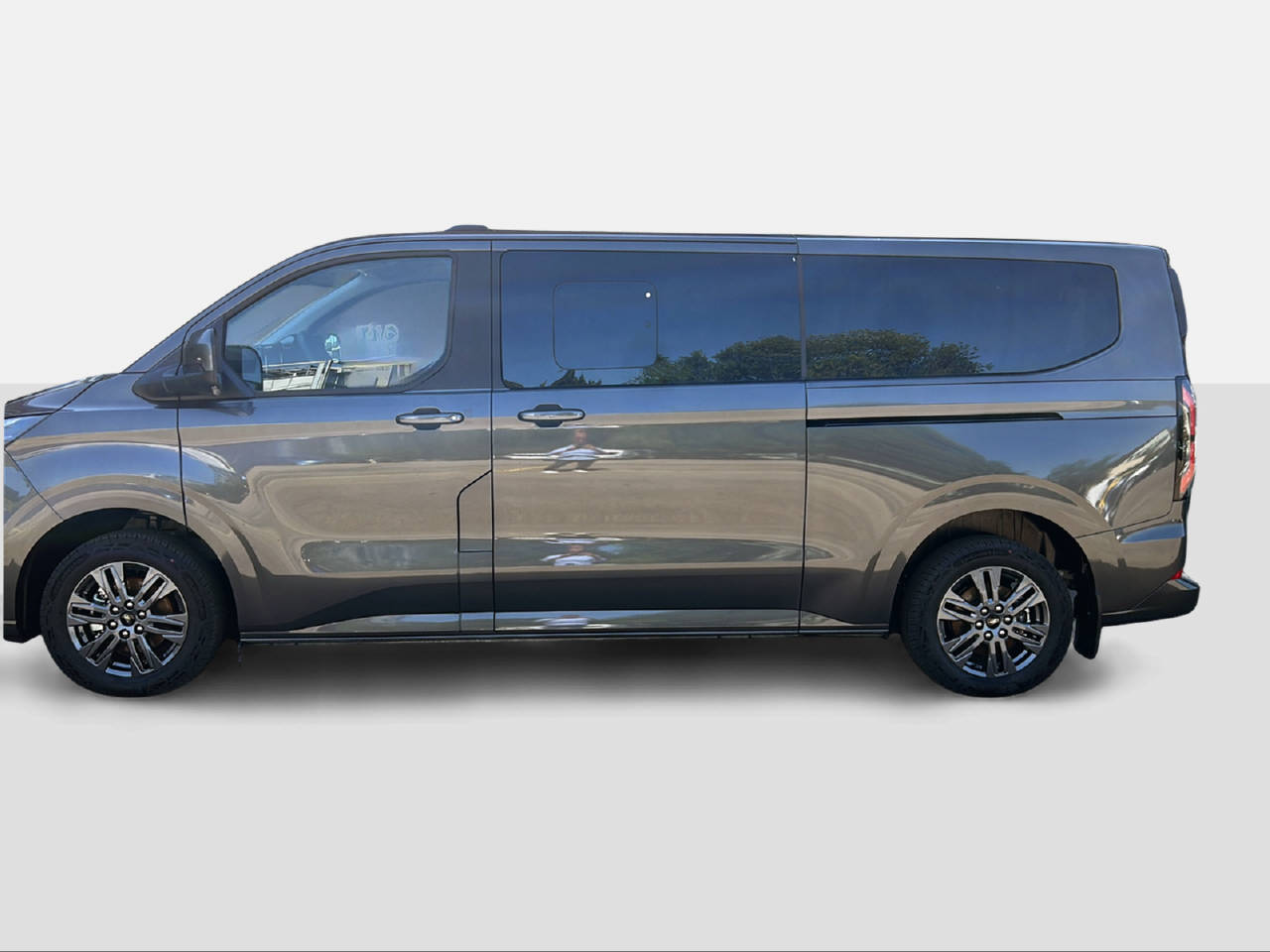 FORD E-Tourneo C Bus 340 L2 Titanium-image-1