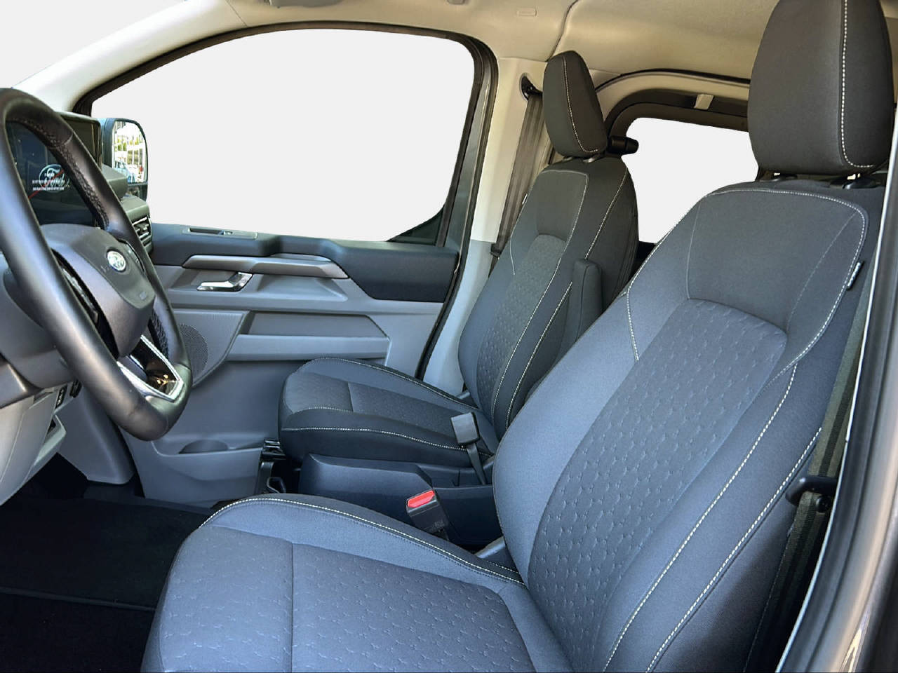 FORD E-Tourneo C Bus 340 L2 Titanium-image-13