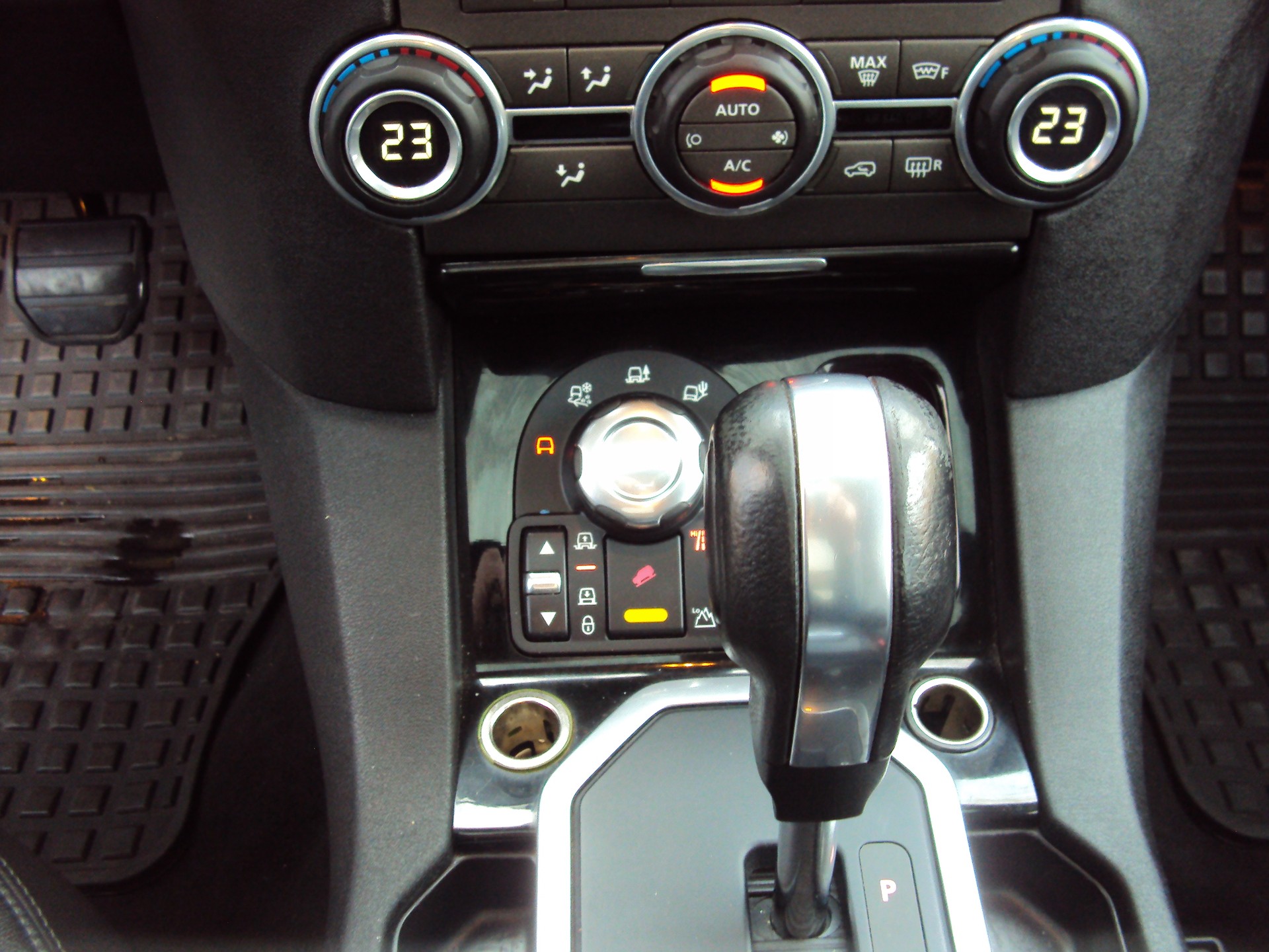 LAND ROVER Discovery 3.0 TDV6 HSE Automatic-image-10
