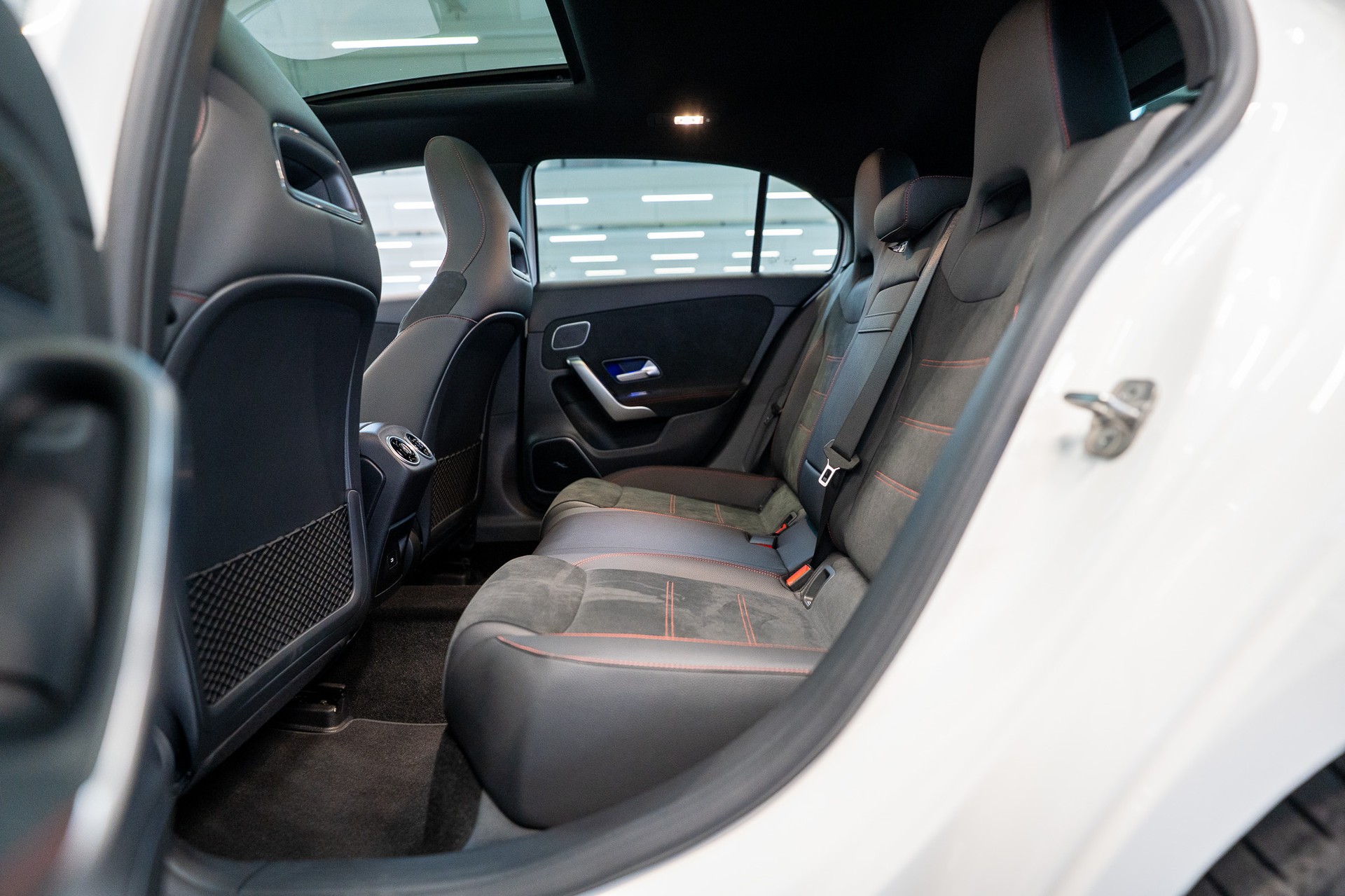 MERCEDES-BENZ A 250 e AMG Line / CH Fahrzeug / Panorama / HeadUp-image-12
