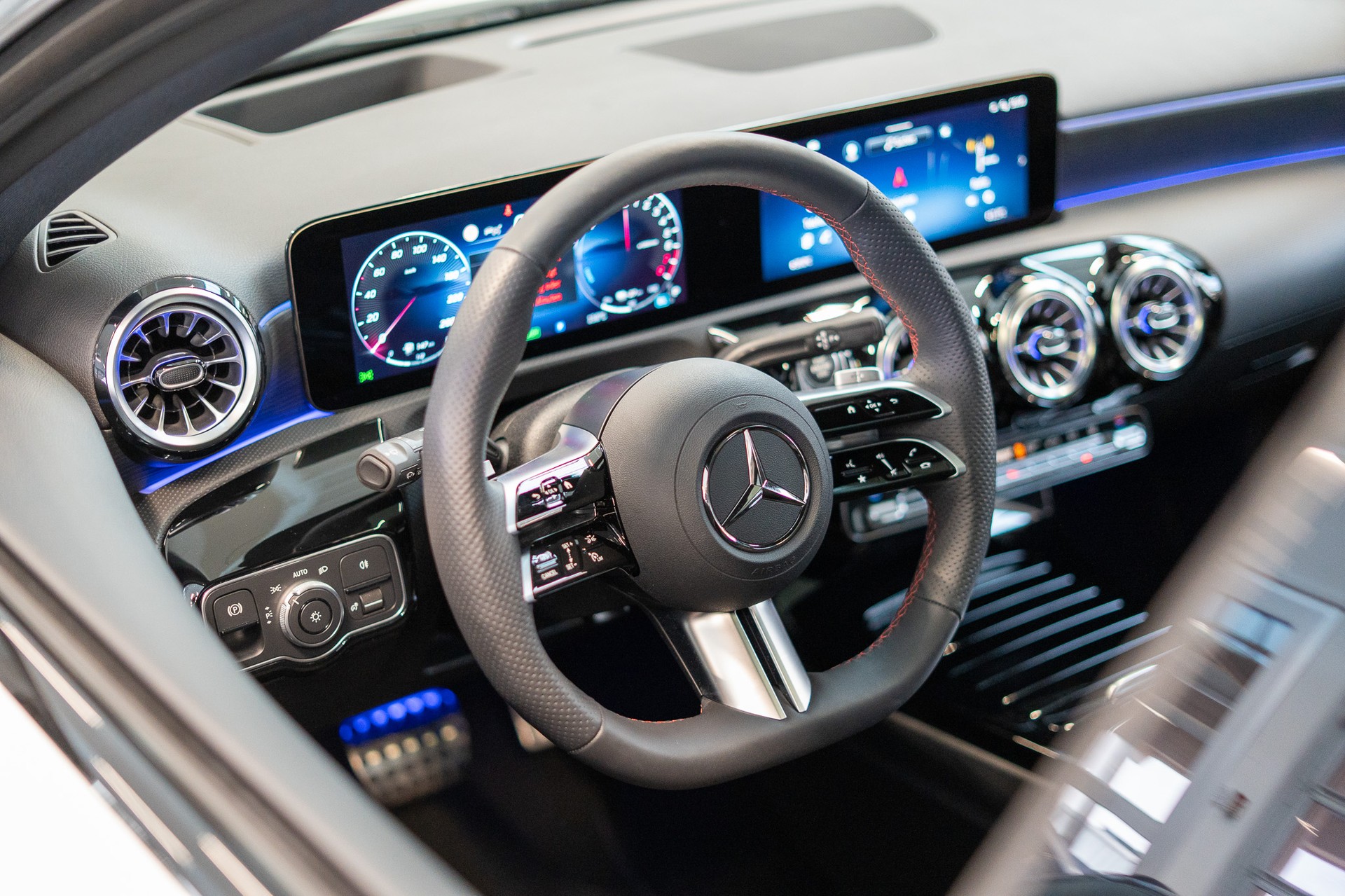 MERCEDES-BENZ A 250 e AMG Line / CH Fahrzeug / Panorama / HeadUp-image-10