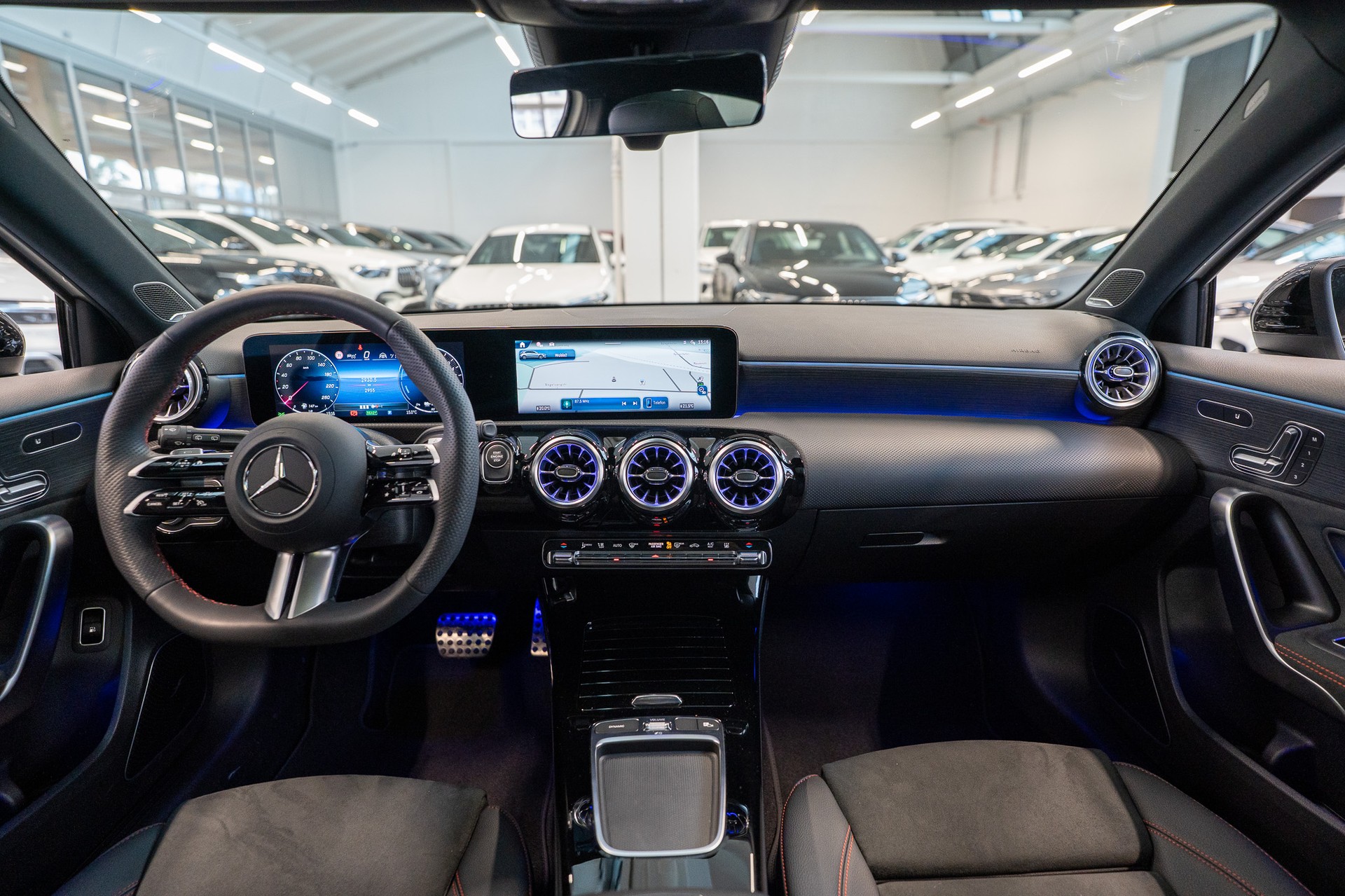 MERCEDES-BENZ A 250 e AMG Line / CH Fahrzeug / Panorama / HeadUp-image-16