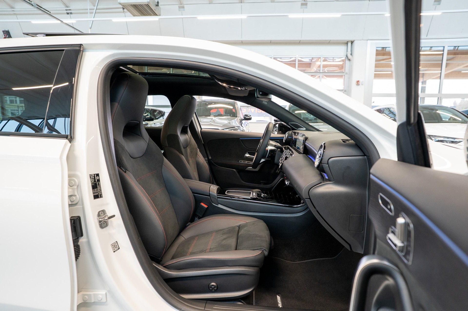 MERCEDES-BENZ A 250 e AMG Line / CH Fahrzeug / Panorama / HeadUp-image-14