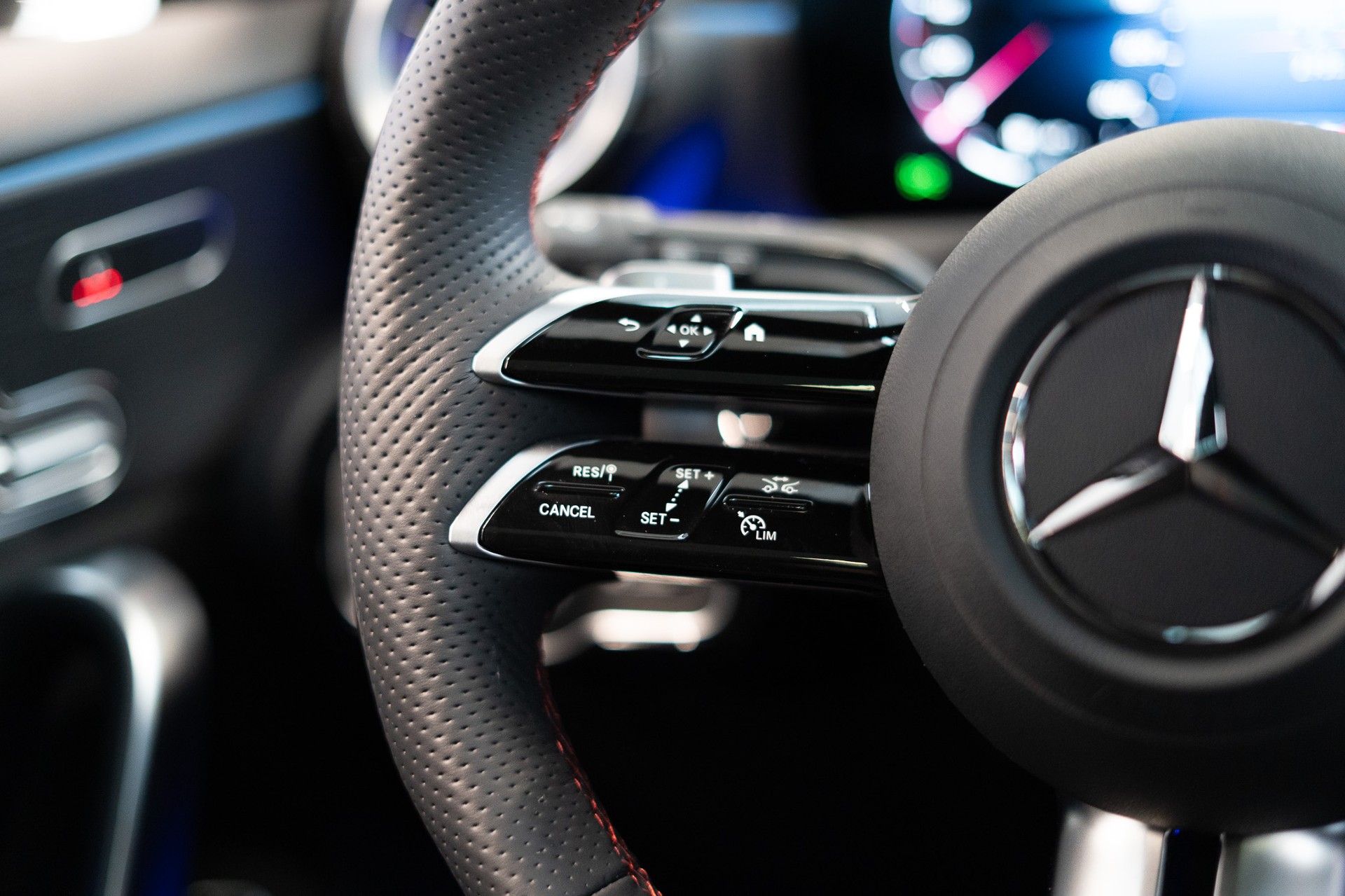 MERCEDES-BENZ A 250 e AMG Line / CH Fahrzeug / Panorama / HeadUp-image-18