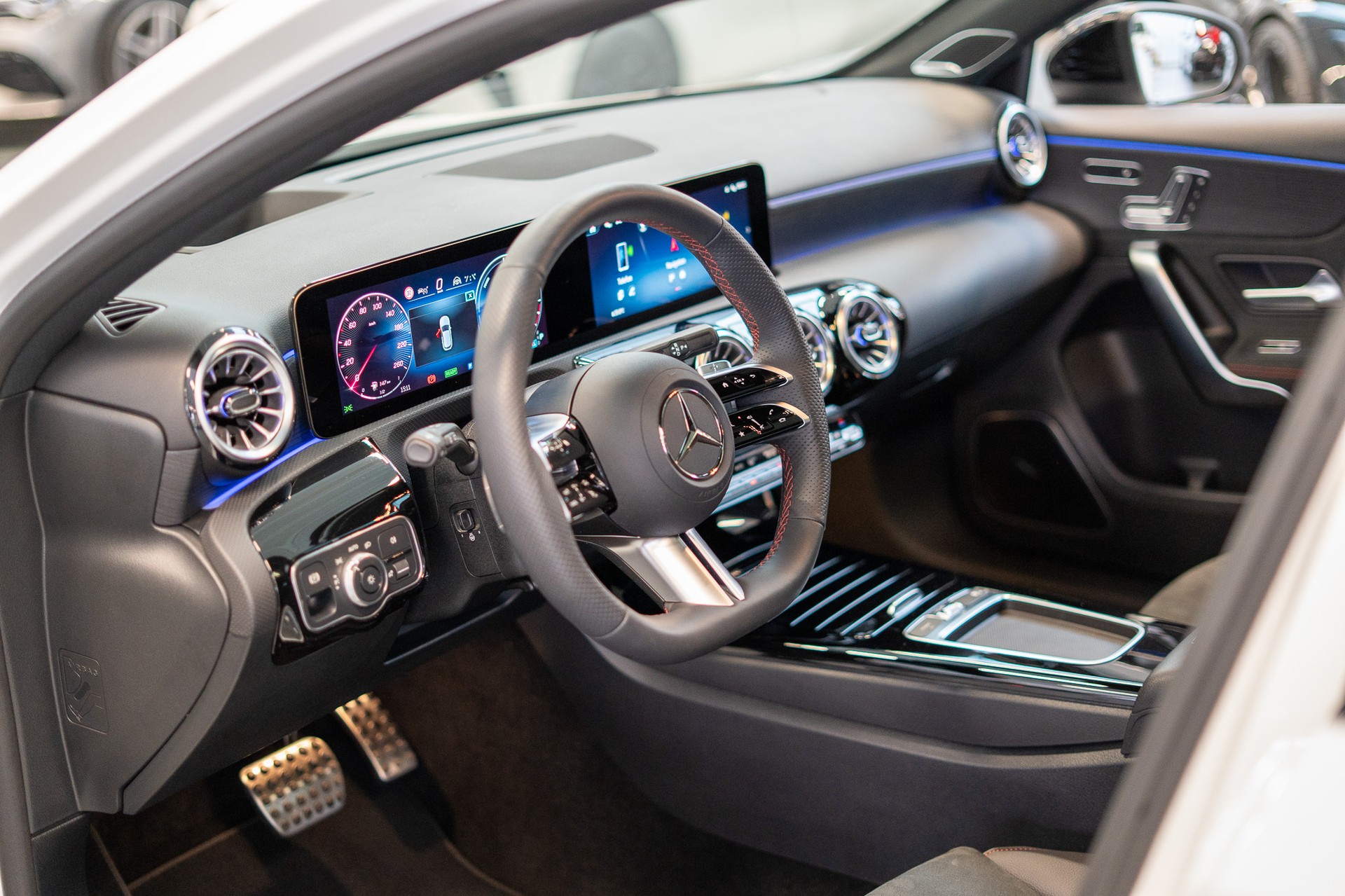 MERCEDES-BENZ A 250 e AMG Line / CH Fahrzeug / Panorama / HeadUp-image-9