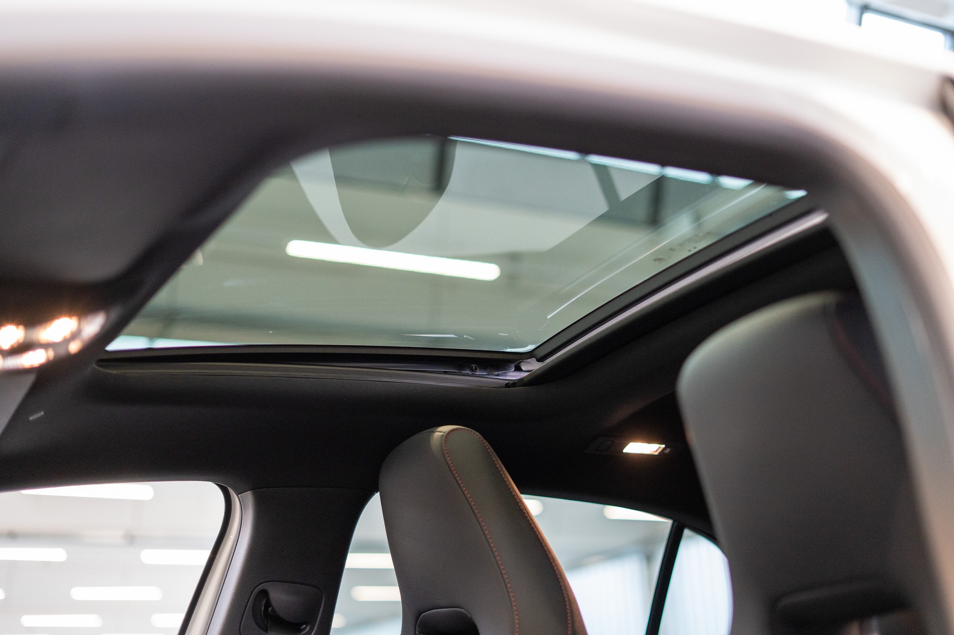 MERCEDES-BENZ A 250 e AMG Line / CH Fahrzeug / Panorama / HeadUp-image-8