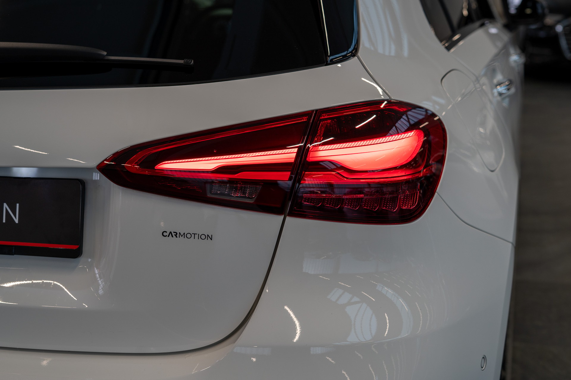 MERCEDES-BENZ A 250 e AMG Line / CH Fahrzeug / Panorama / HeadUp-image-23