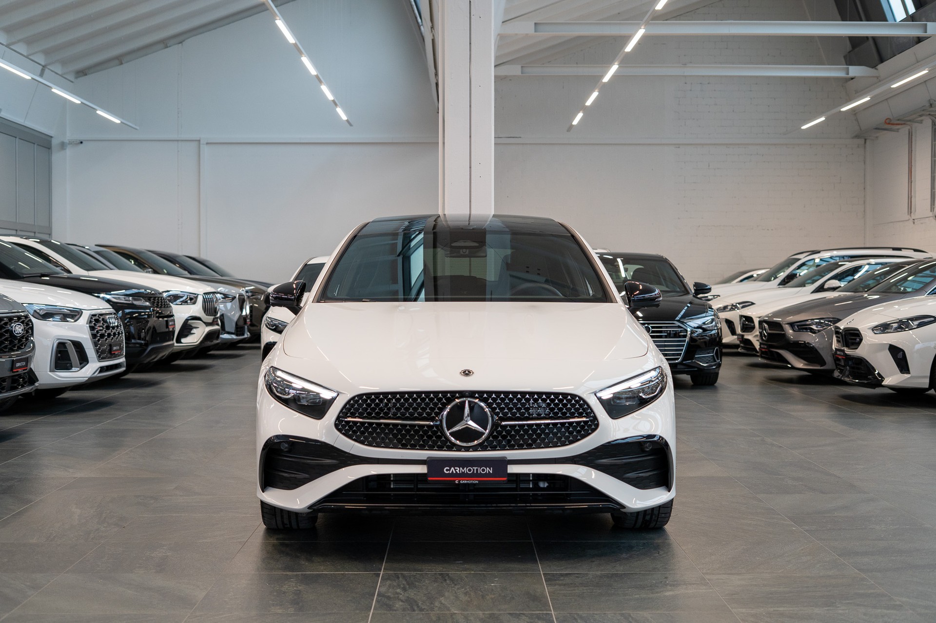 MERCEDES-BENZ A 250 e AMG Line / CH Fahrzeug / Panorama / HeadUp-image-1