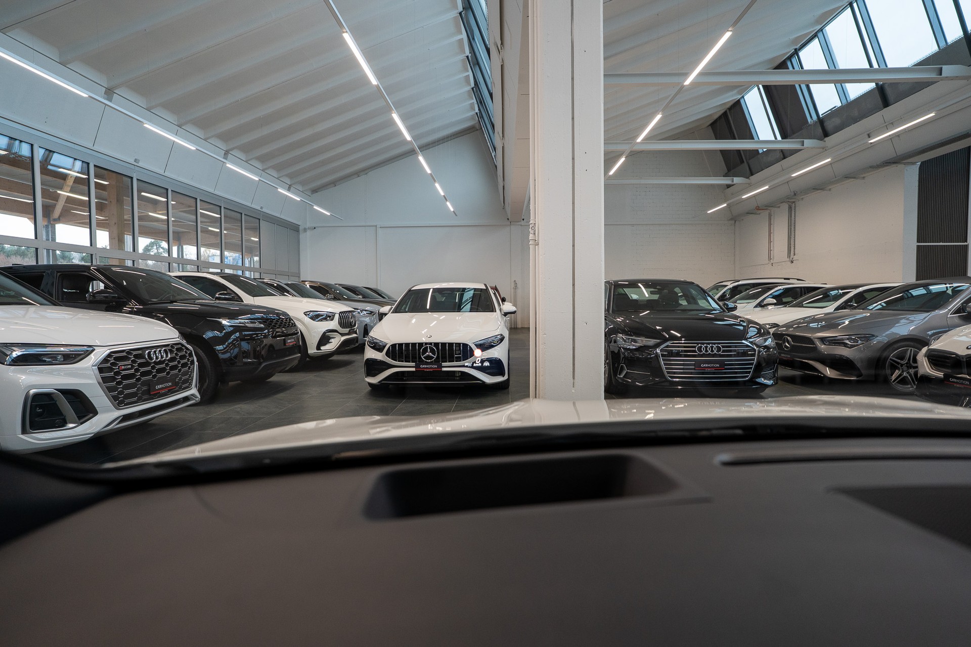MERCEDES-BENZ A 250 e AMG Line / CH Fahrzeug / Panorama / HeadUp-image-19