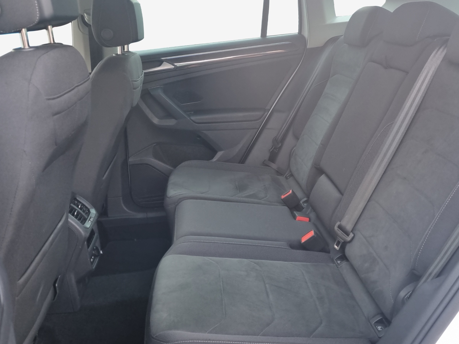 VW Tiguan 2.0 TDI SCR Elegance 4Motion DSG-image-11