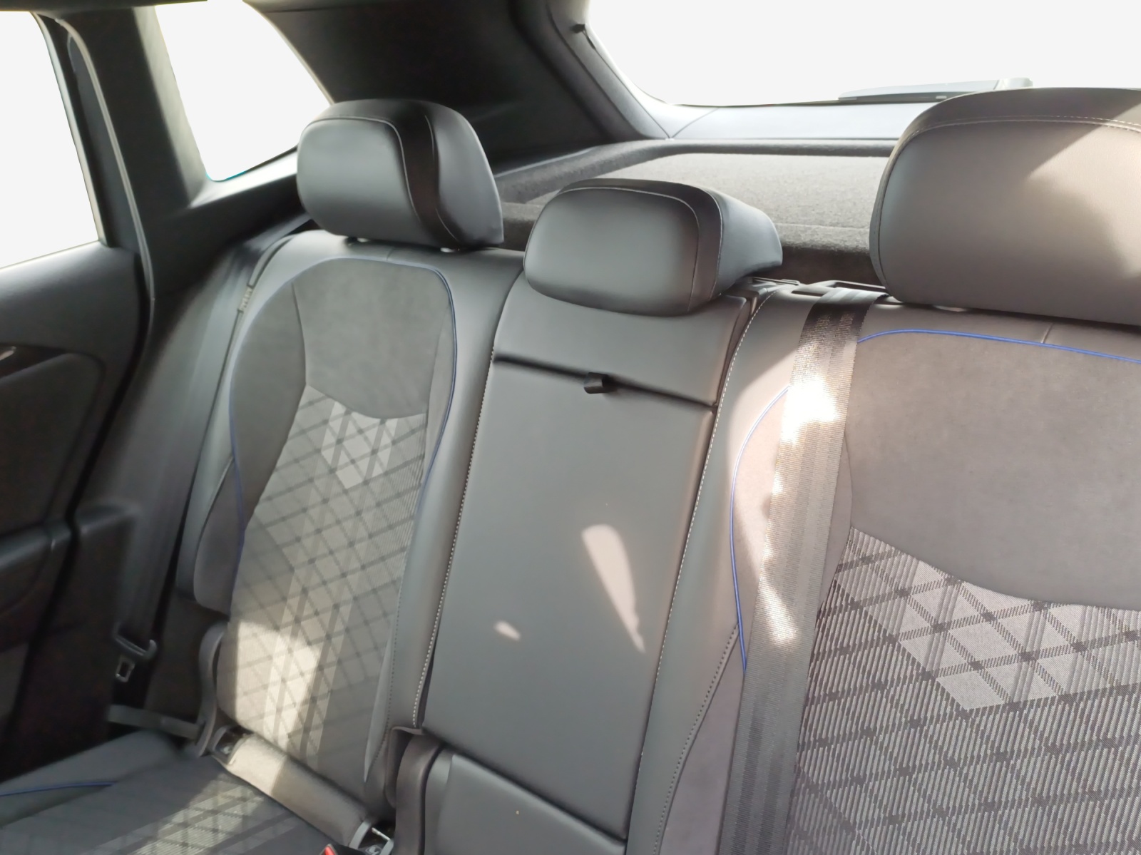 VW Tiguan 2.0 TDI SCR R-Line 4Motion DSG-image-11
