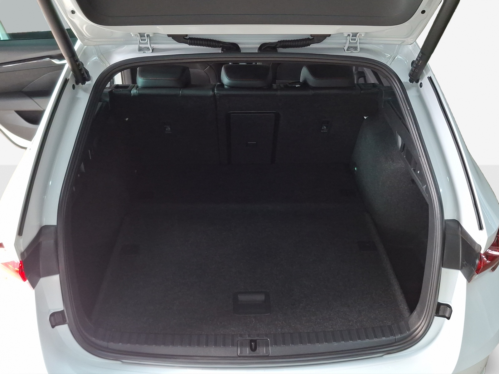 SKODA Octavia Combi 2.0 TSI DSG RS-image-12