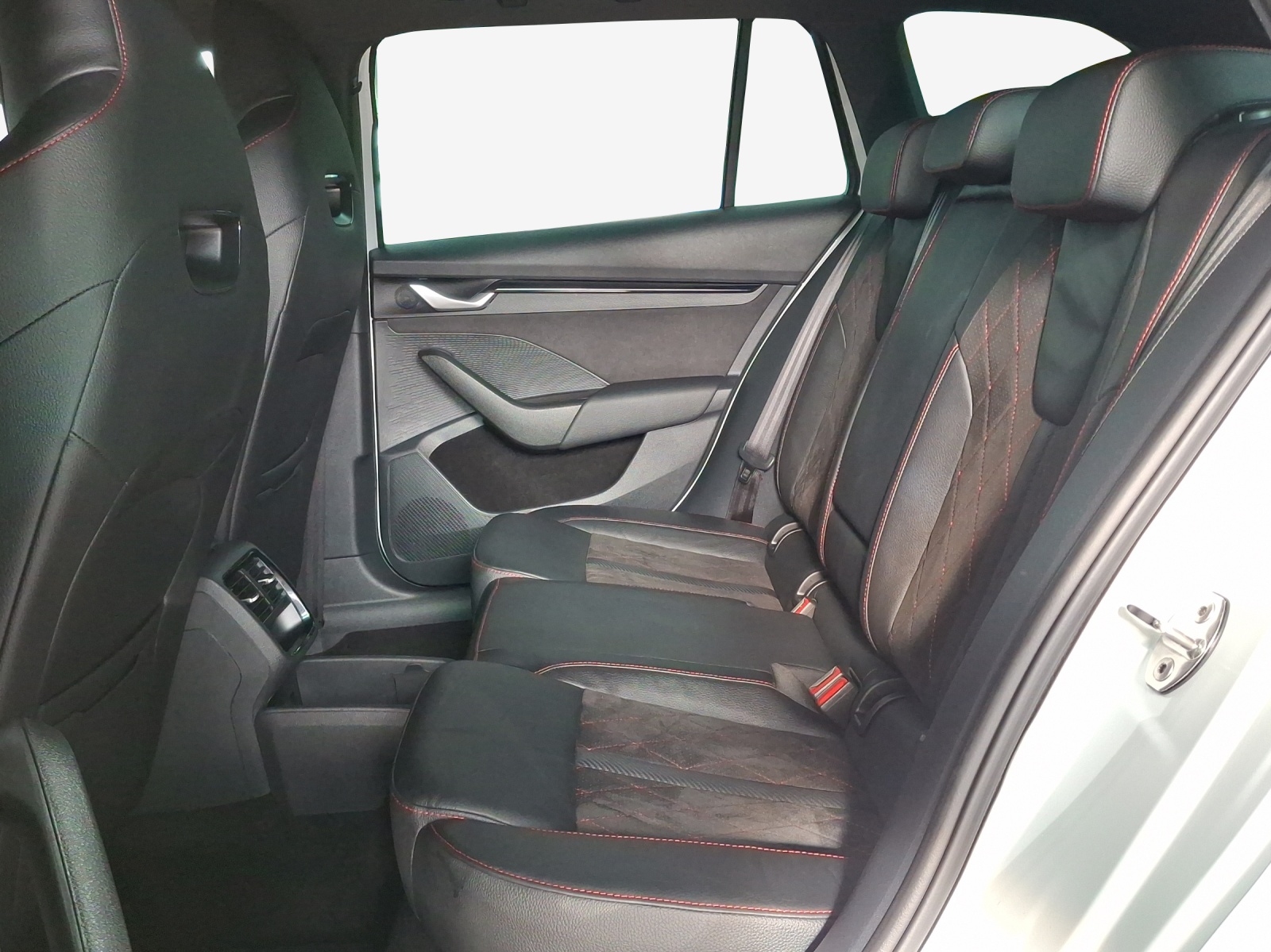 SKODA Octavia Combi 2.0 TSI DSG RS-image-11