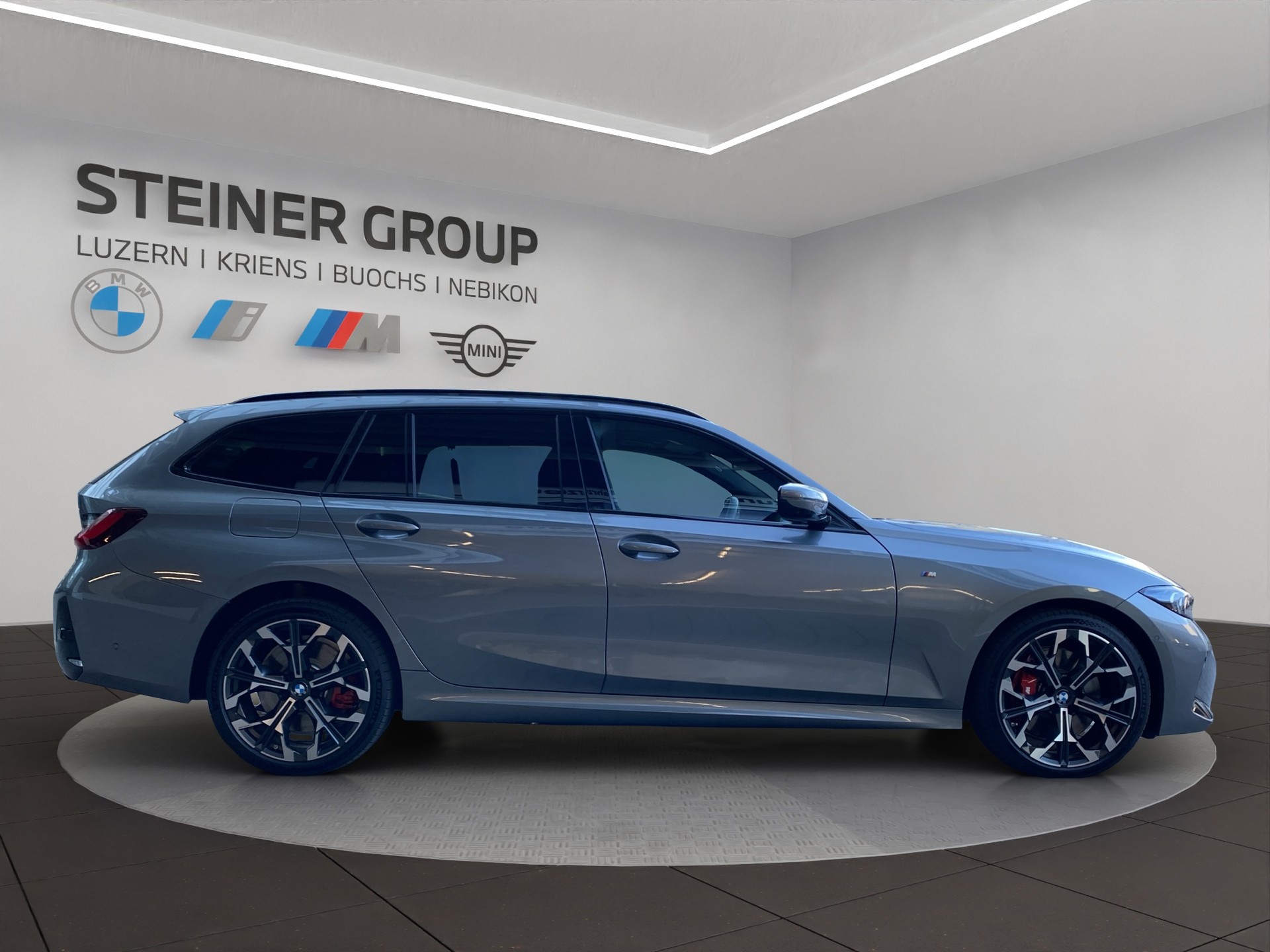 BMW 330e x DriveTouring Steptronic M Sport Pro-image-3