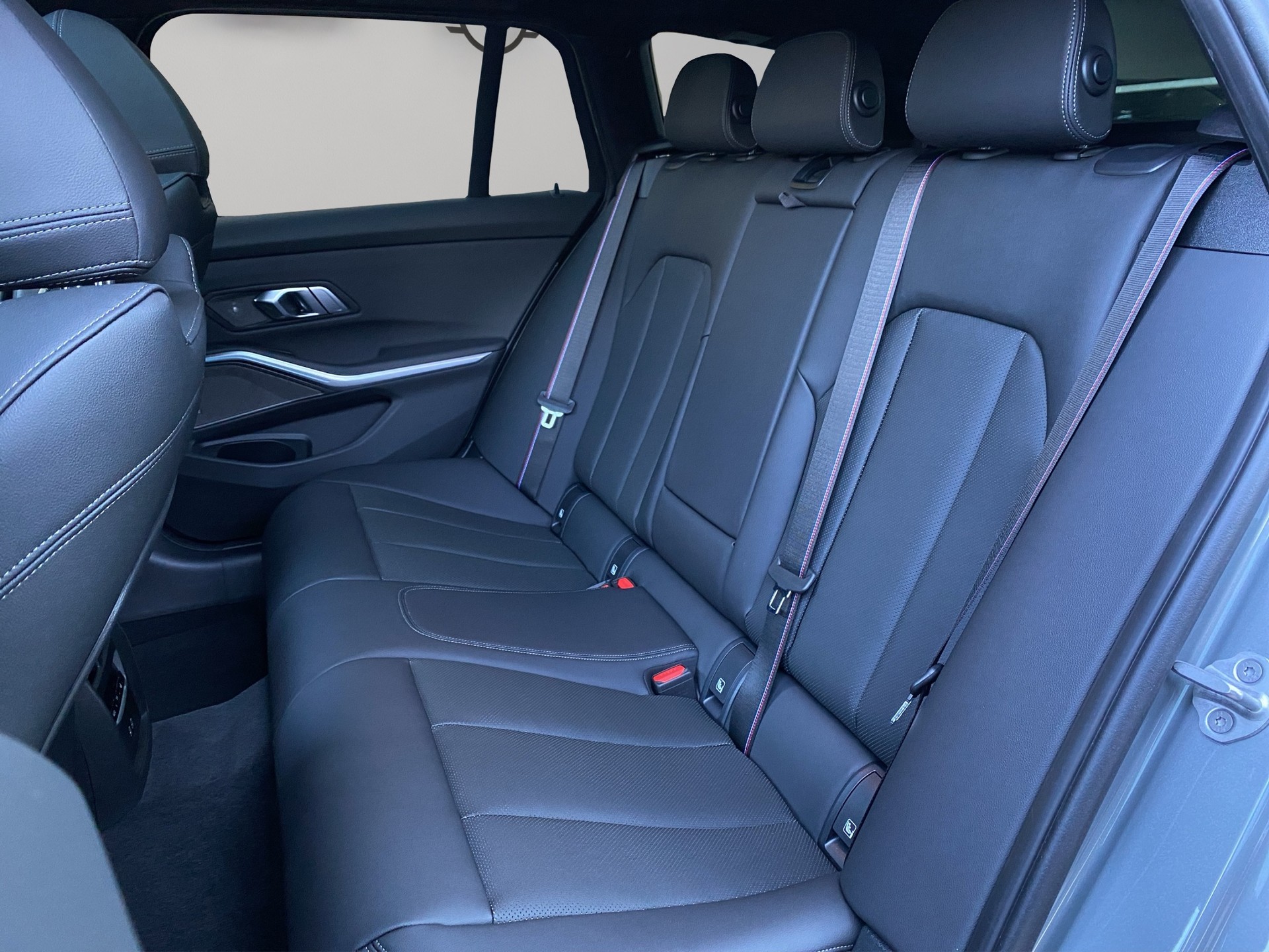 BMW 330e x DriveTouring Steptronic M Sport Pro-image-17