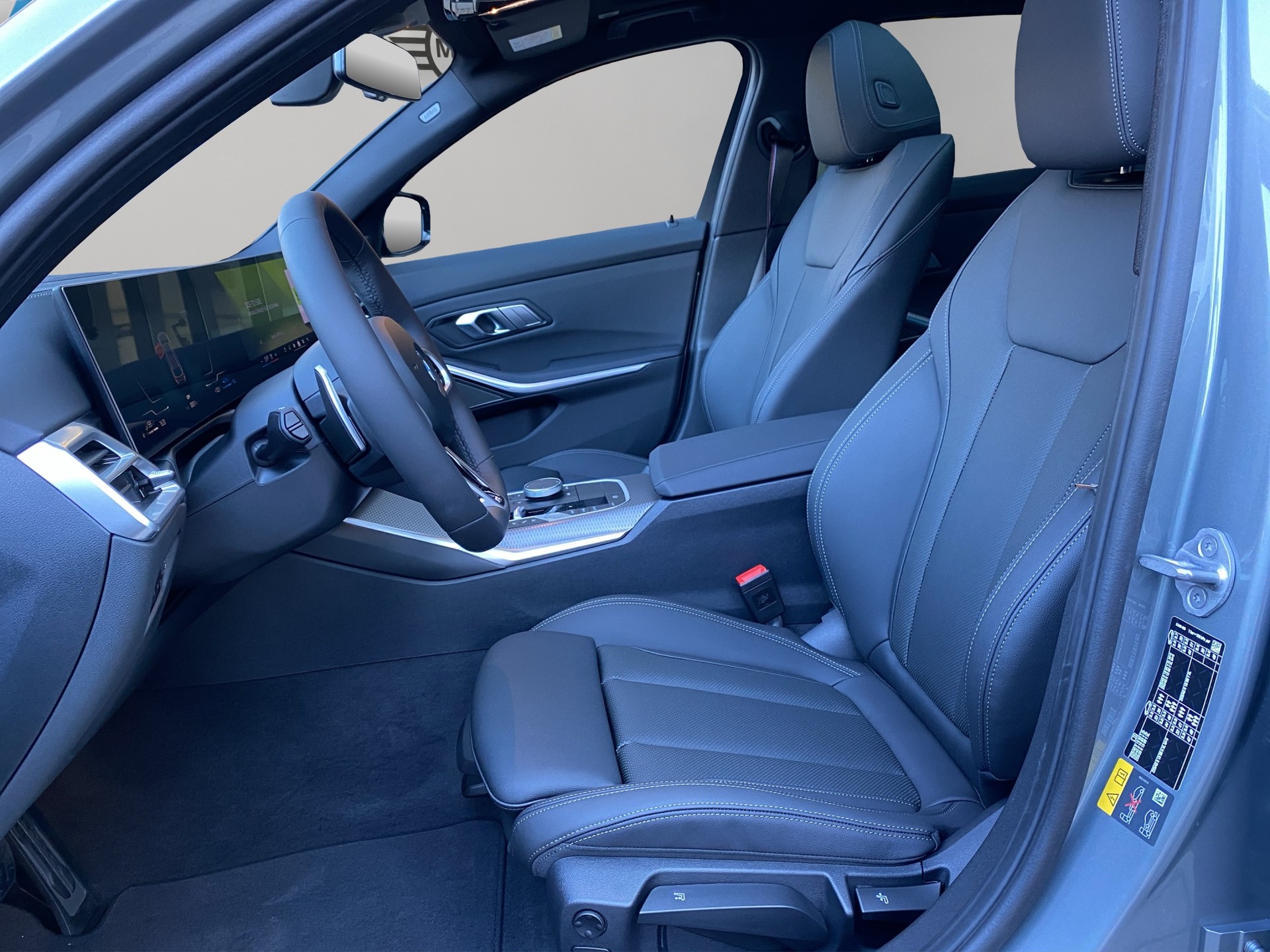 BMW 330e x DriveTouring Steptronic M Sport Pro-image-9